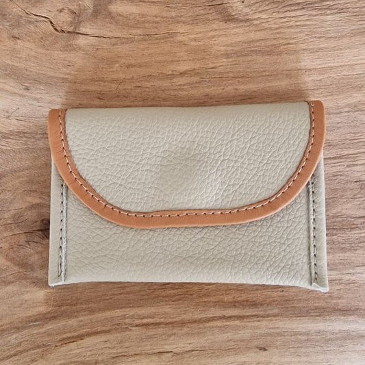 Neliels dabīgās ādas karšu/naudas maciņš ar 2 nodalījumiem / dabīgi baltā krāsā (RARA 218) - www.tiptip.lv 