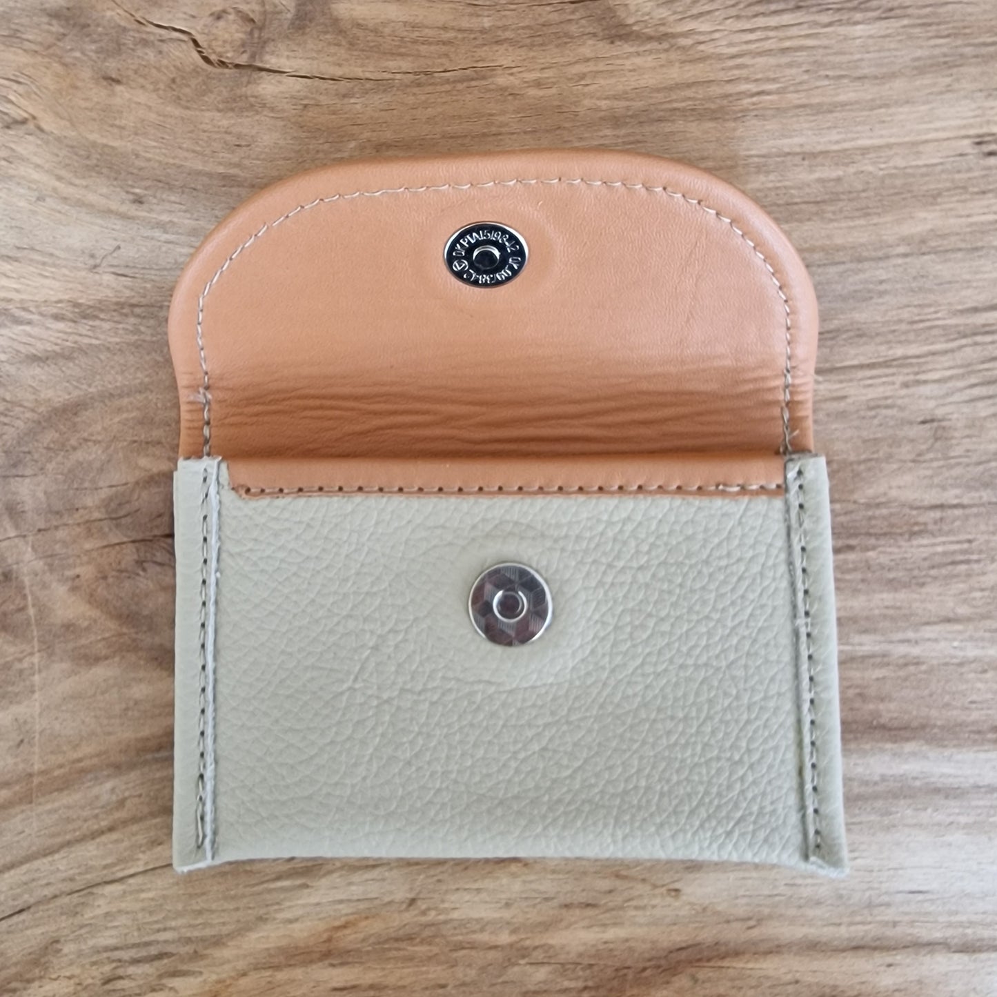 Neliels dabīgās ādas karšu/naudas maciņš ar 2 nodalījumiem / dabīgi baltā krāsā (RARA 218) - www.tiptip.lv 