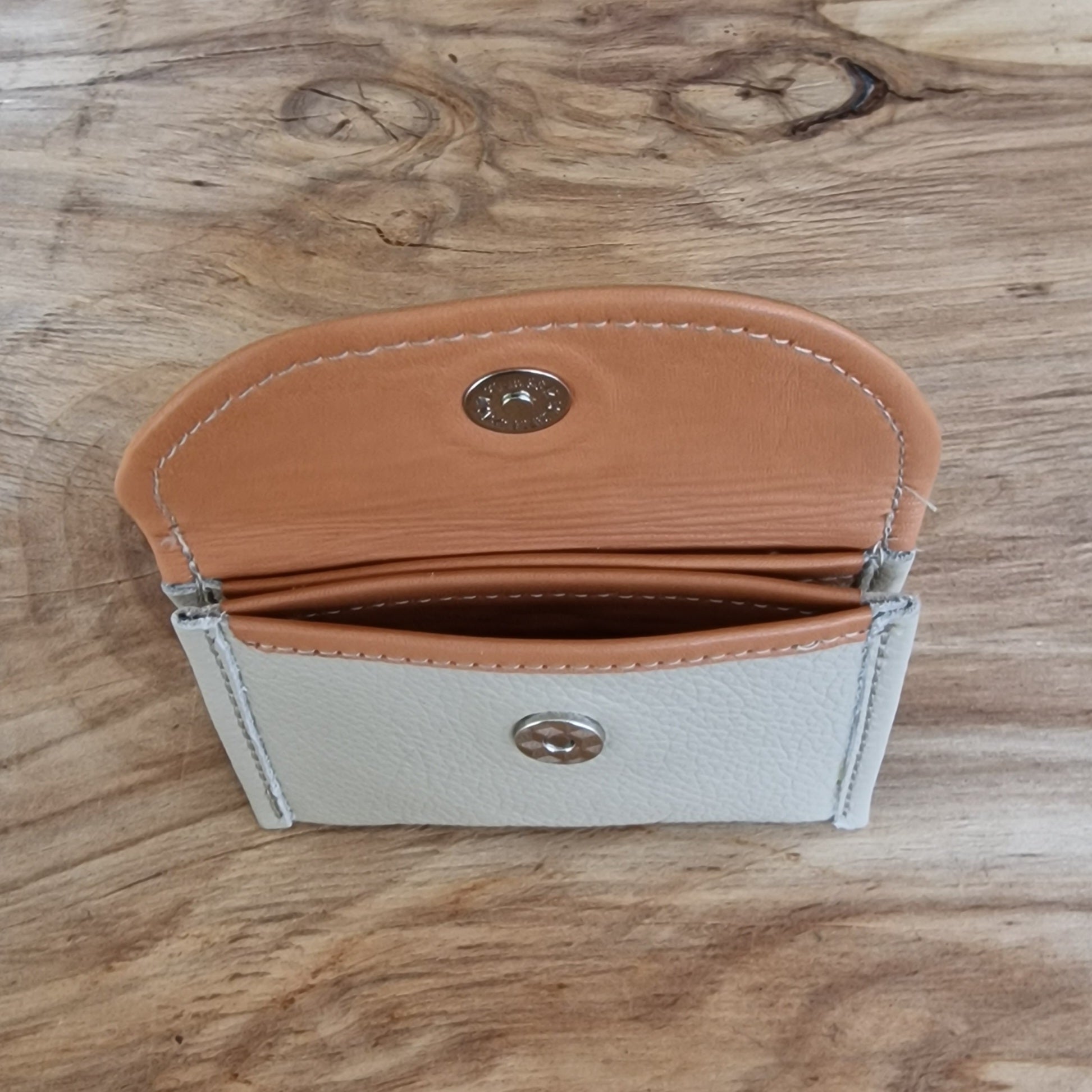 Neliels dabīgās ādas karšu/naudas maciņš ar 2 nodalījumiem / dabīgi baltā krāsā (RARA 218) - www.tiptip.lv 