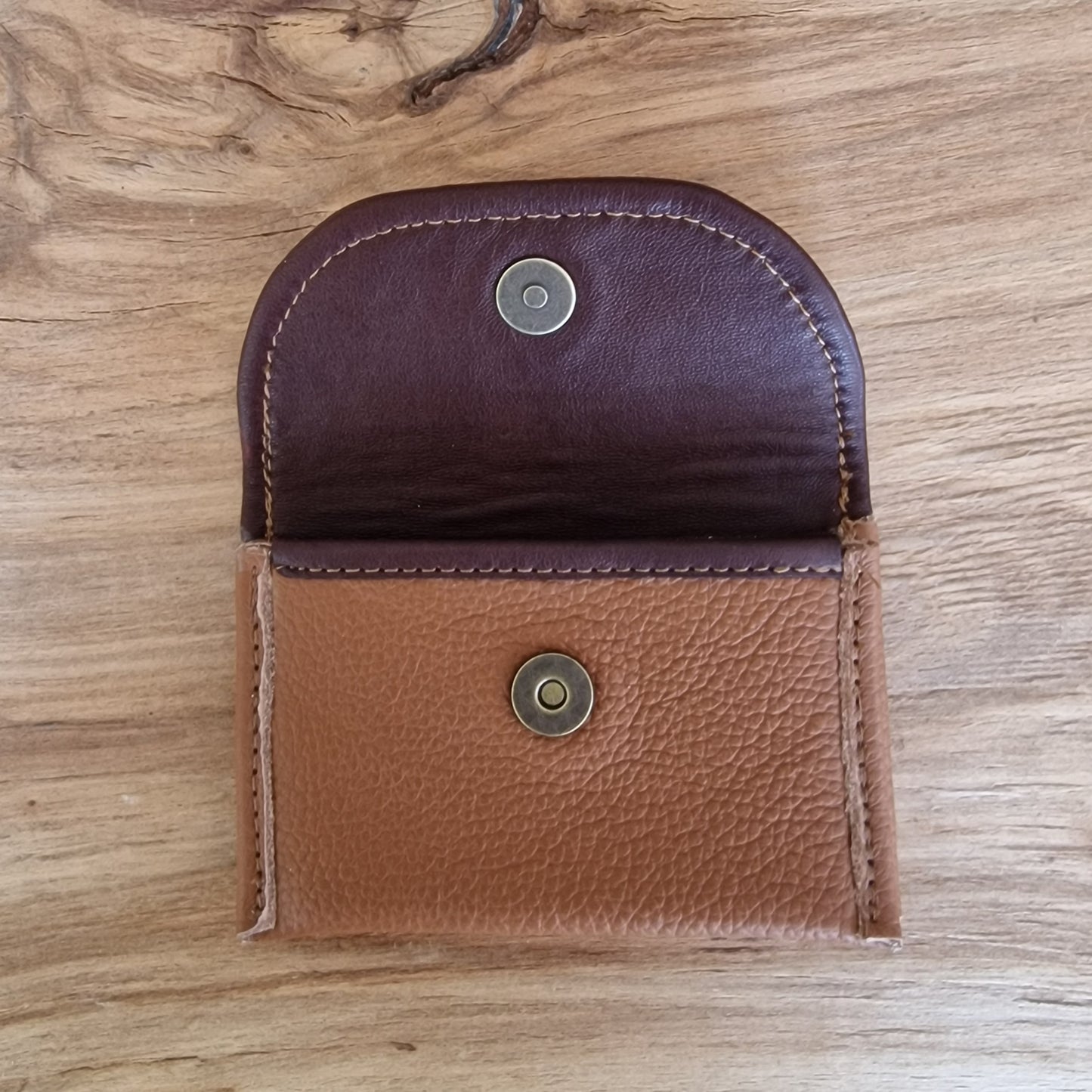 Neliels dabīgās ādas karšu/naudas maciņš ar 2 nodalījumiem / gaiši brūnā krāsā (RARA 215) - www.tiptip.lv 