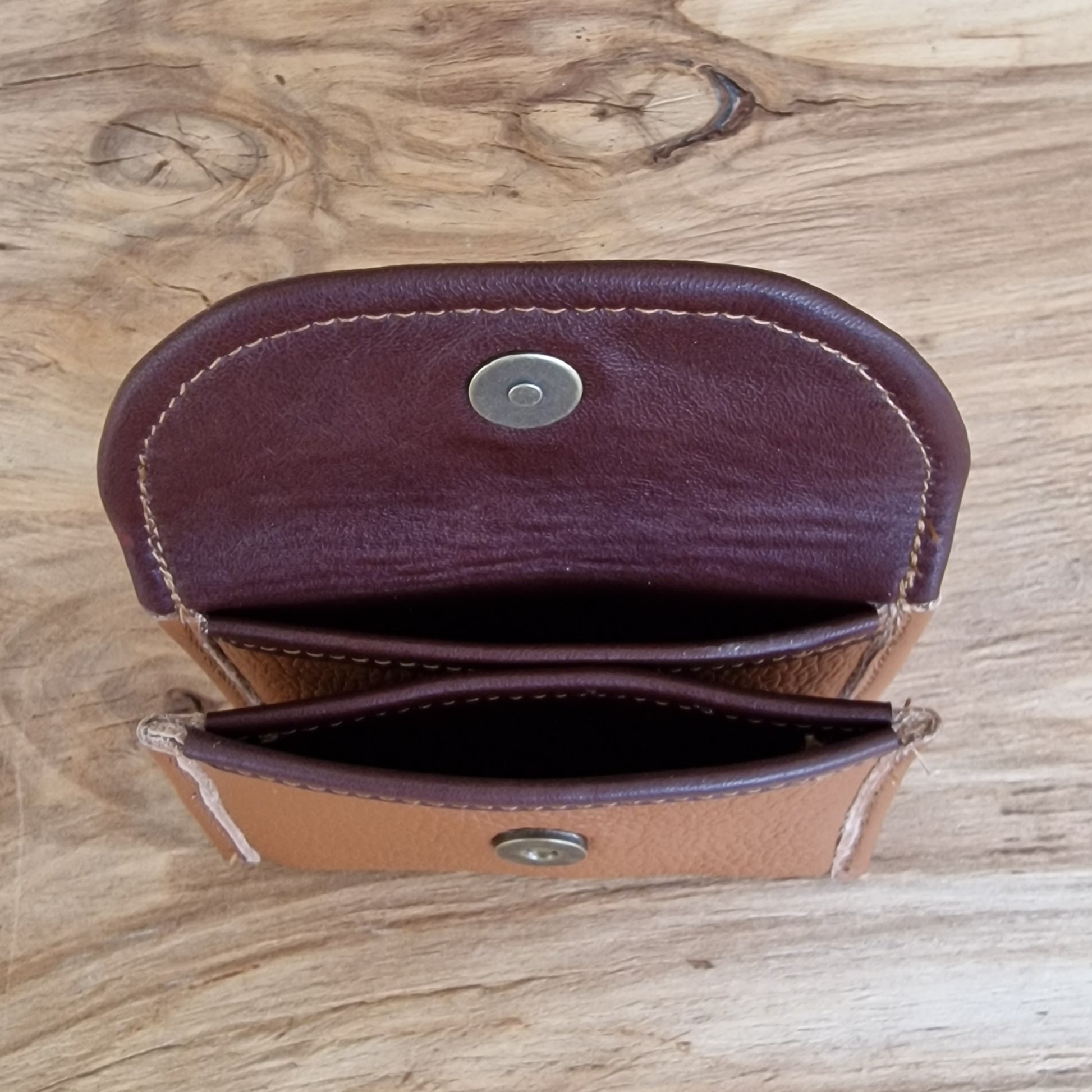 Neliels dabīgās ādas karšu/naudas maciņš ar 2 nodalījumiem / gaiši brūnā krāsā (RARA 215) - www.tiptip.lv 