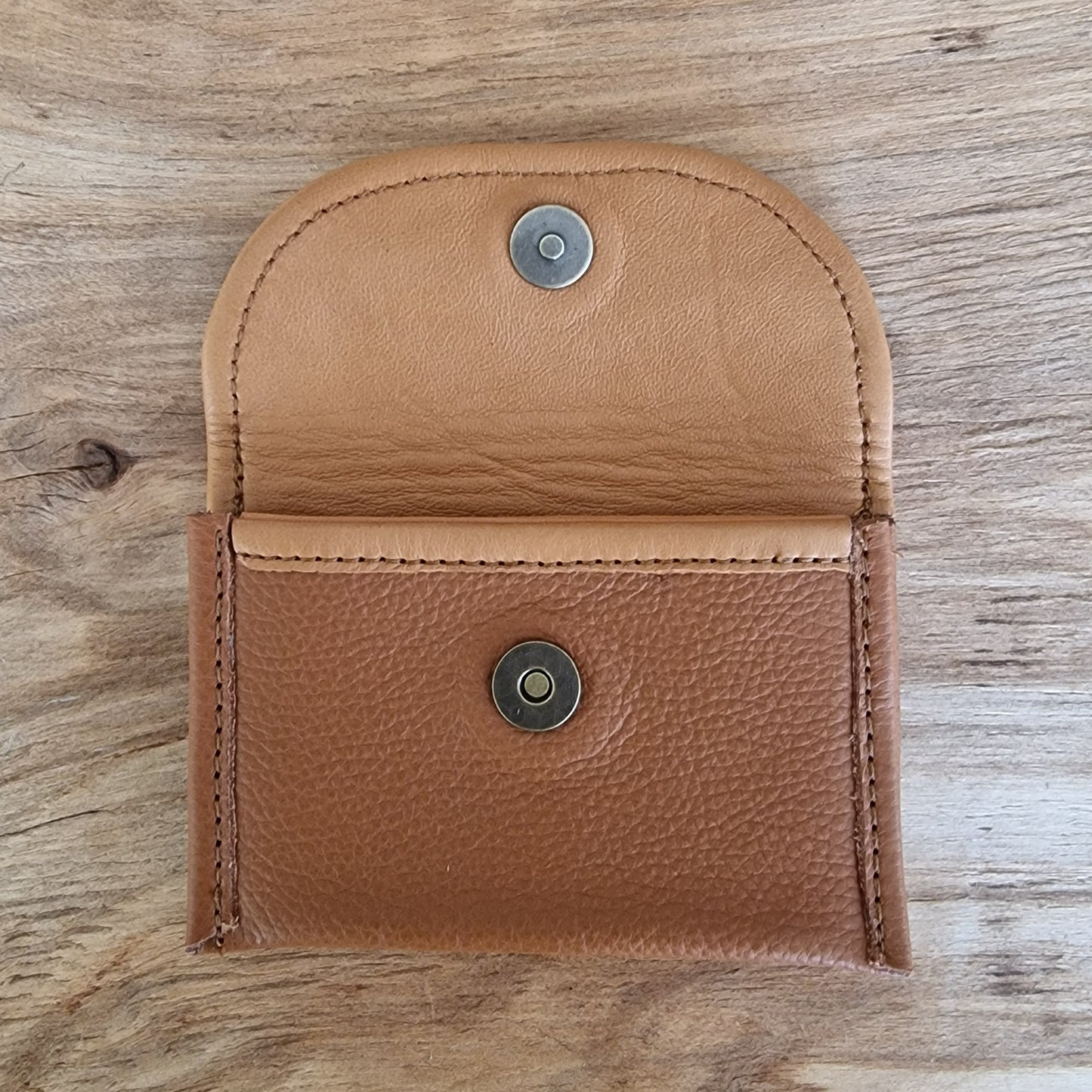 Neliels dabīgās ādas karšu/naudas maciņš ar 2 nodalījumiem / gaiši brūnā krāsā (RARA 221) - www.tiptip.lv 