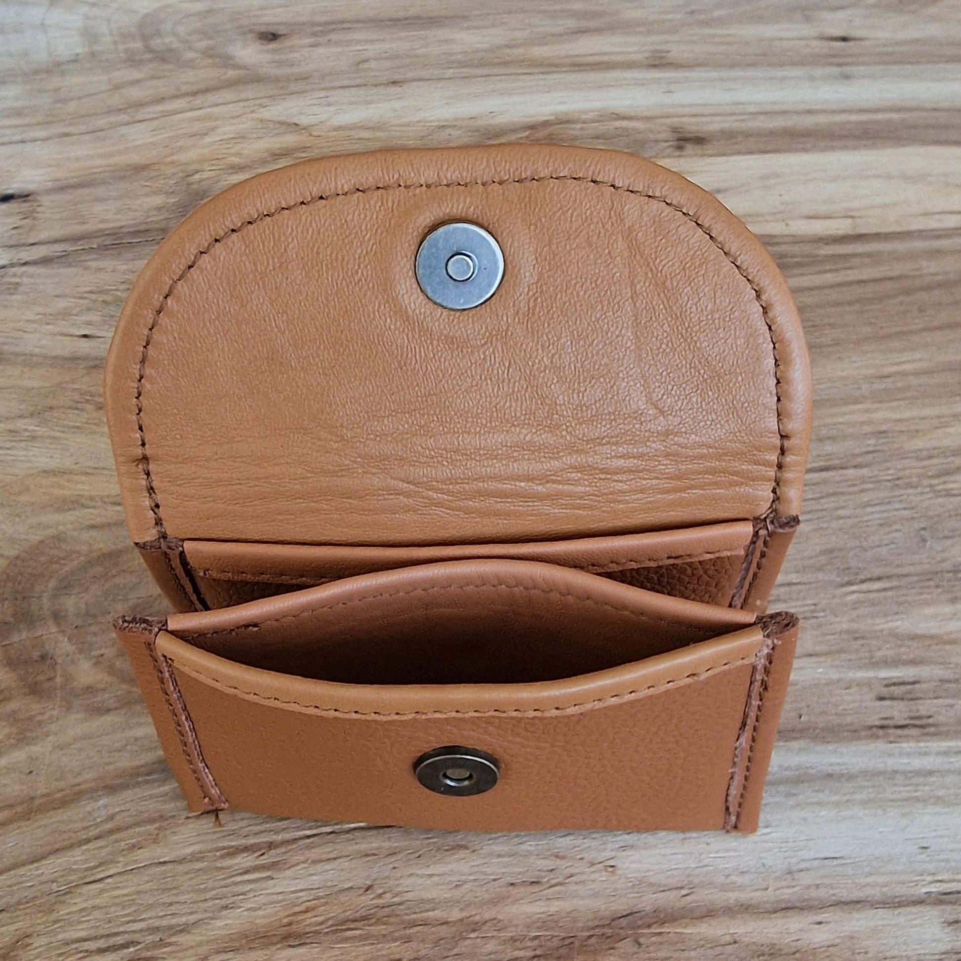 Neliels dabīgās ādas karšu/naudas maciņš ar 2 nodalījumiem / gaiši brūnā krāsā (RARA 221) - www.tiptip.lv 