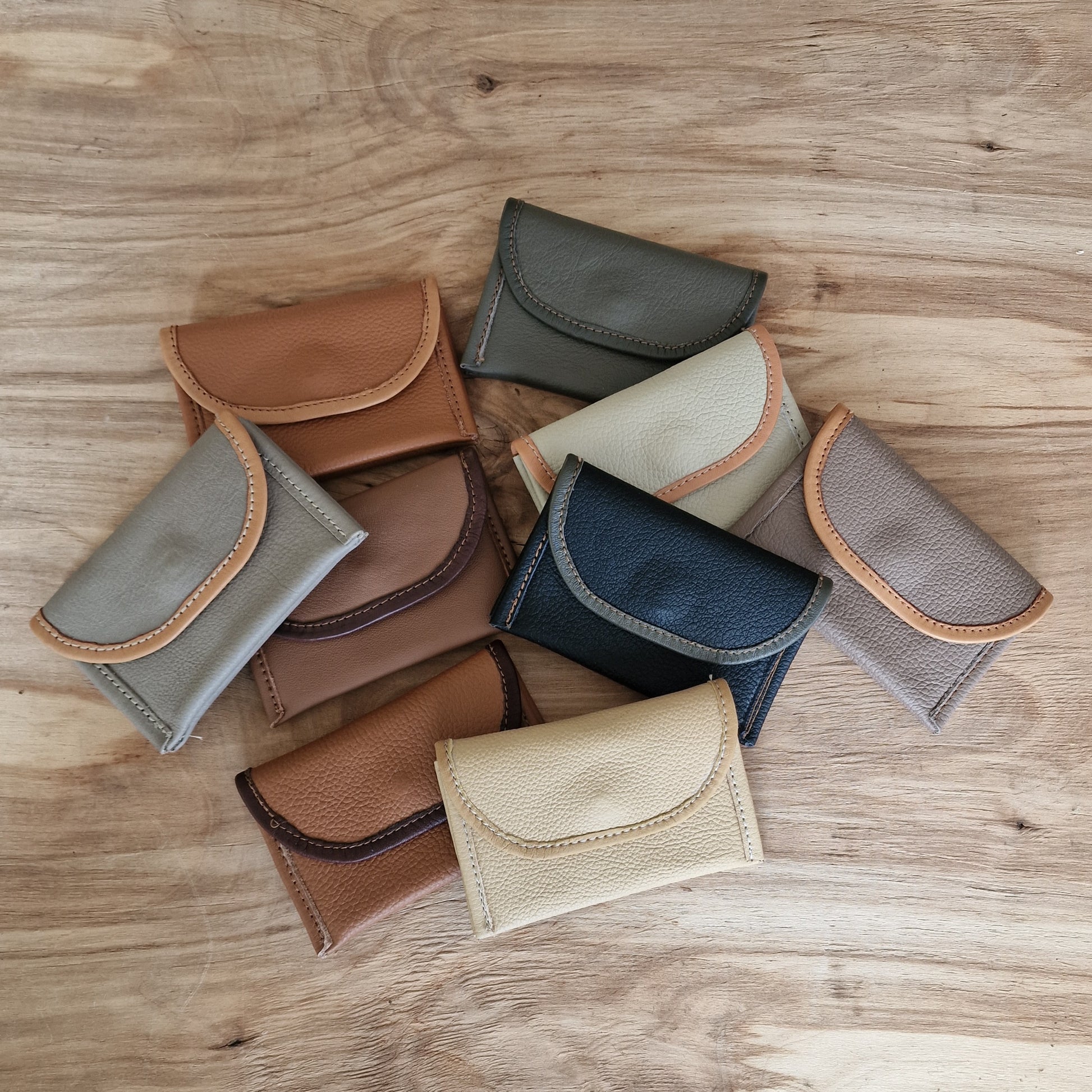 Neliels dabīgās ādas karšu/naudas maciņš ar 2 nodalījumiem / gaiši pelēkā krāsā (RARA 217) - www.tiptip.lv 