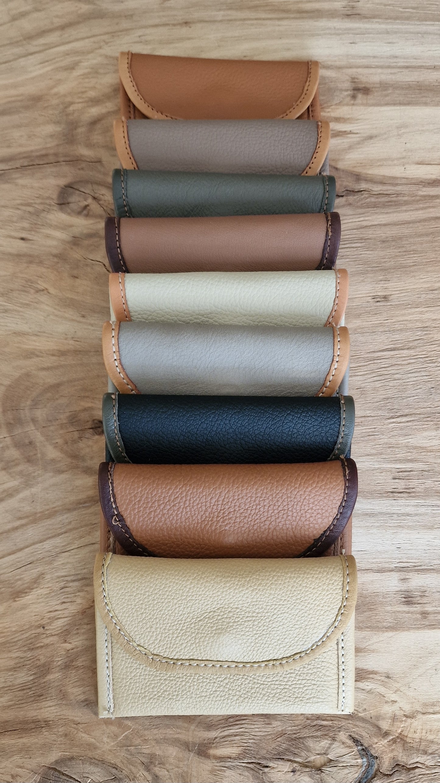 Neliels dabīgās ādas karšu/naudas maciņš ar 2 nodalījumiem / gaiši pelēkā krāsā (RARA 217) - www.tiptip.lv 