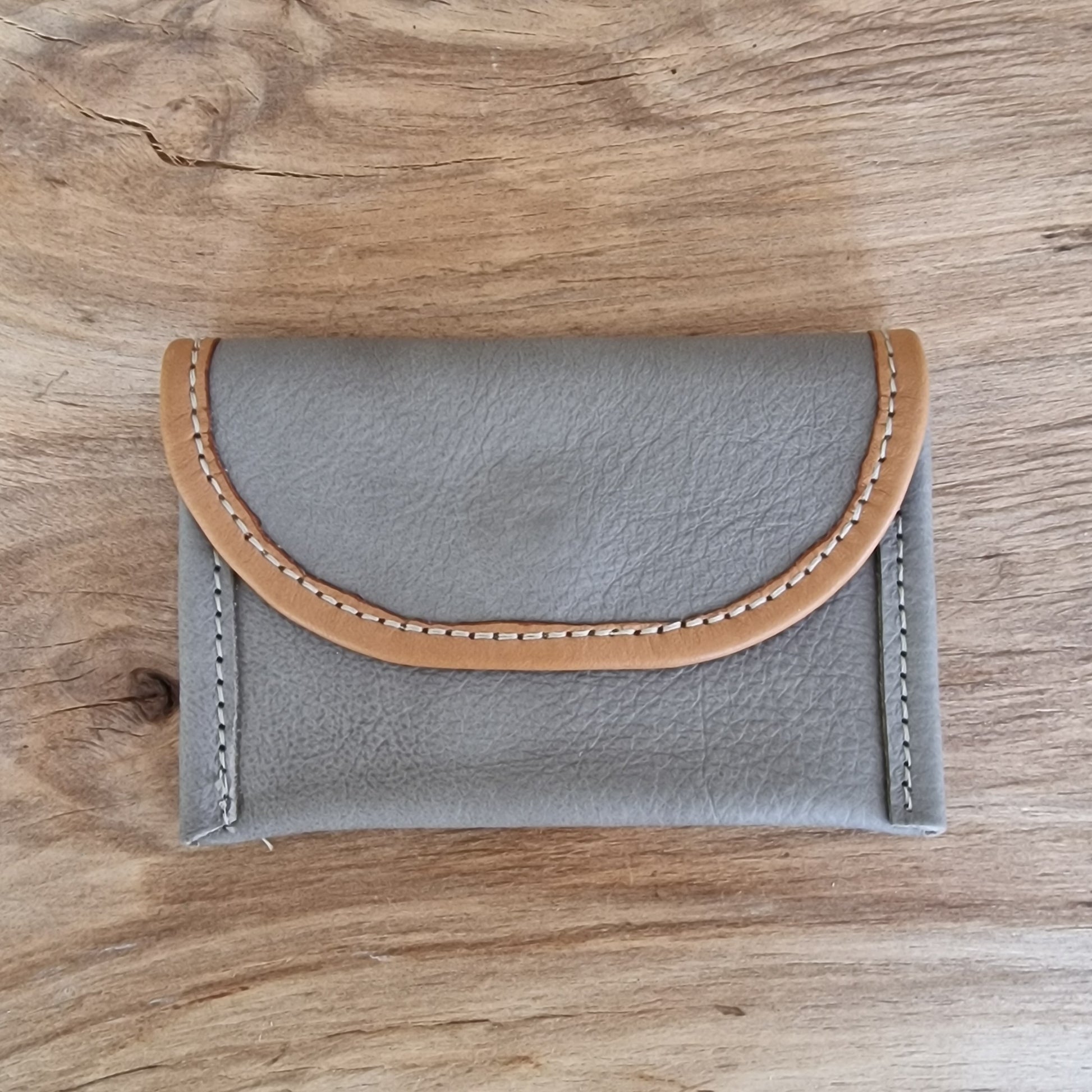 Neliels dabīgās ādas karšu/naudas maciņš ar 2 nodalījumiem / gaiši pelēkā krāsā (RARA 217) - www.tiptip.lv 