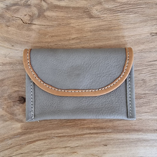 Neliels dabīgās ādas karšu/naudas maciņš ar 2 nodalījumiem / gaiši pelēkā krāsā (RARA 217) - www.tiptip.lv 