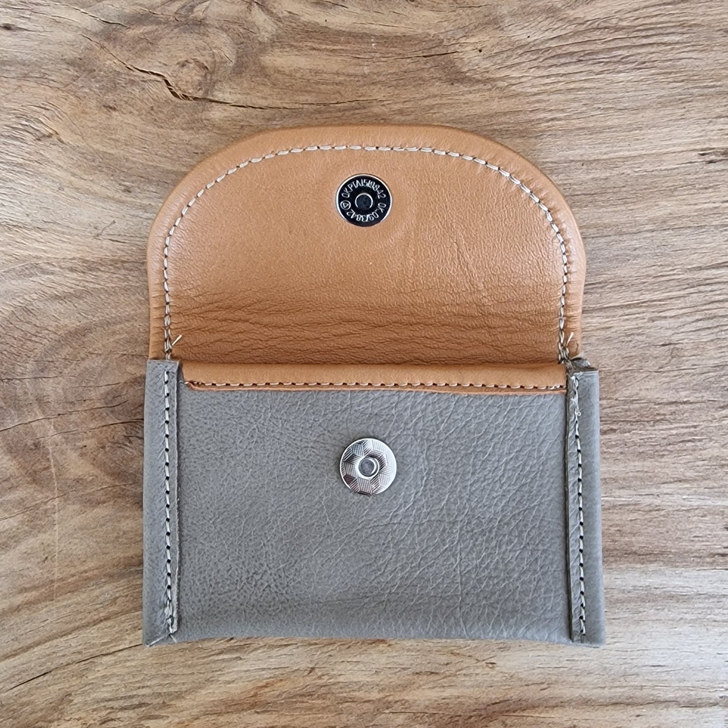 Neliels dabīgās ādas karšu/naudas maciņš ar 2 nodalījumiem / gaiši pelēkā krāsā (RARA 217) - www.tiptip.lv 