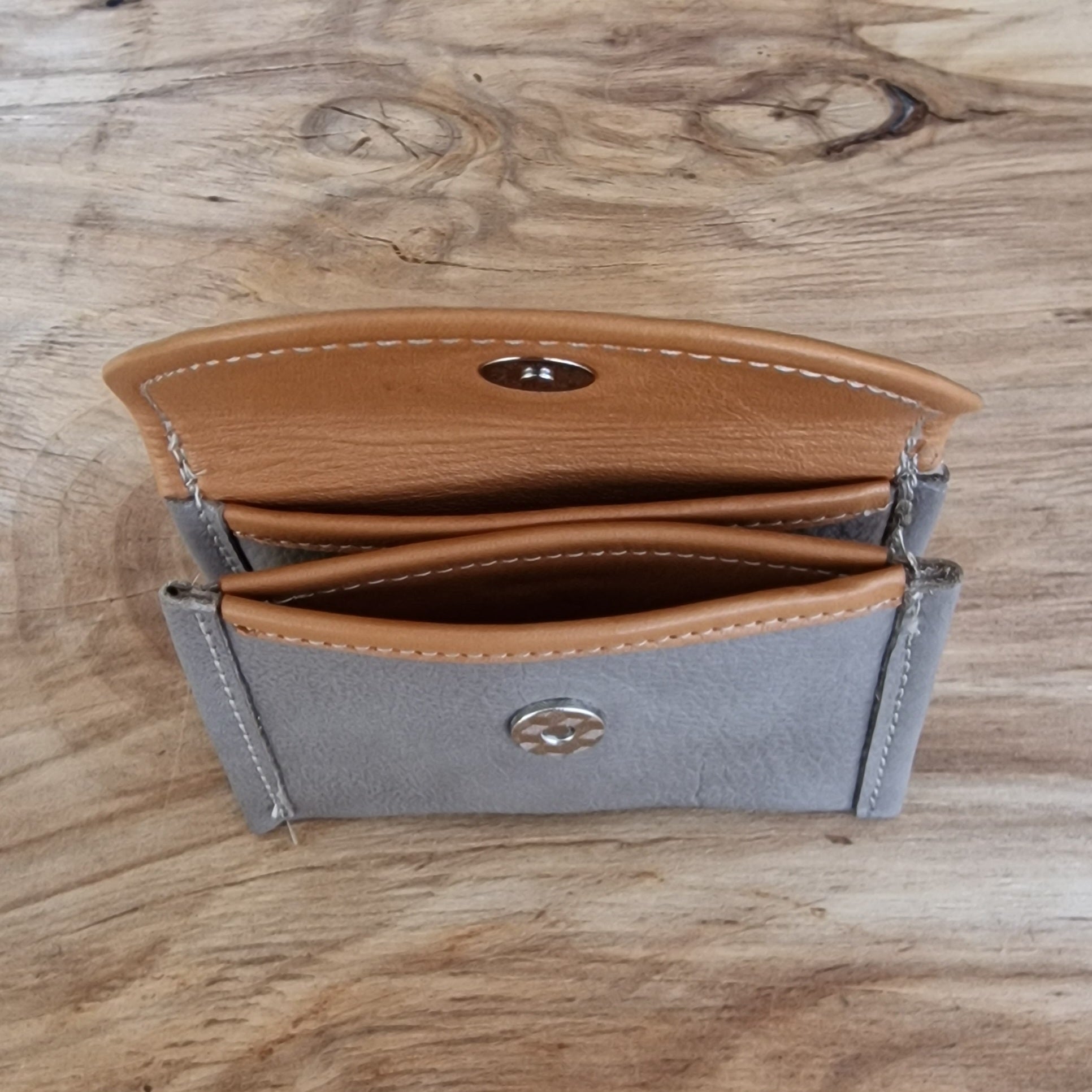 Neliels dabīgās ādas karšu/naudas maciņš ar 2 nodalījumiem / gaiši pelēkā krāsā (RARA 217) - www.tiptip.lv 