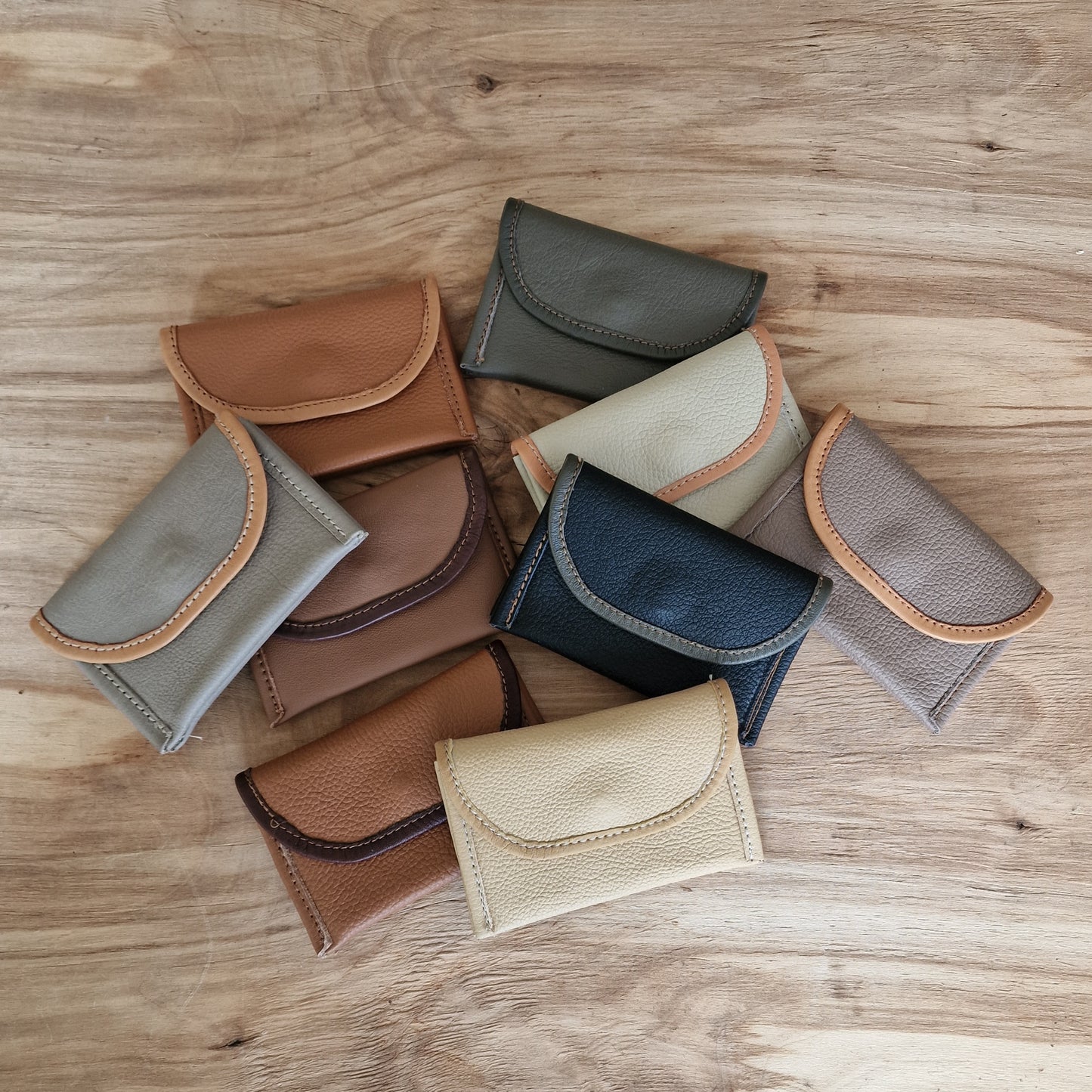 Neliels dabīgās ādas karšu/naudas maciņš ar 2 nodalījumiem / smilšu krāsā (RARA 214) - www.tiptip.lv 