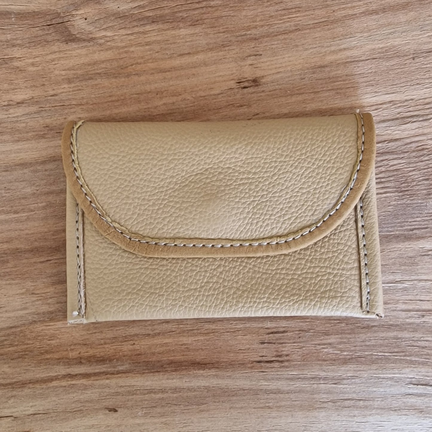 Neliels dabīgās ādas karšu/naudas maciņš ar 2 nodalījumiem / smilšu krāsā (RARA 214) - www.tiptip.lv 