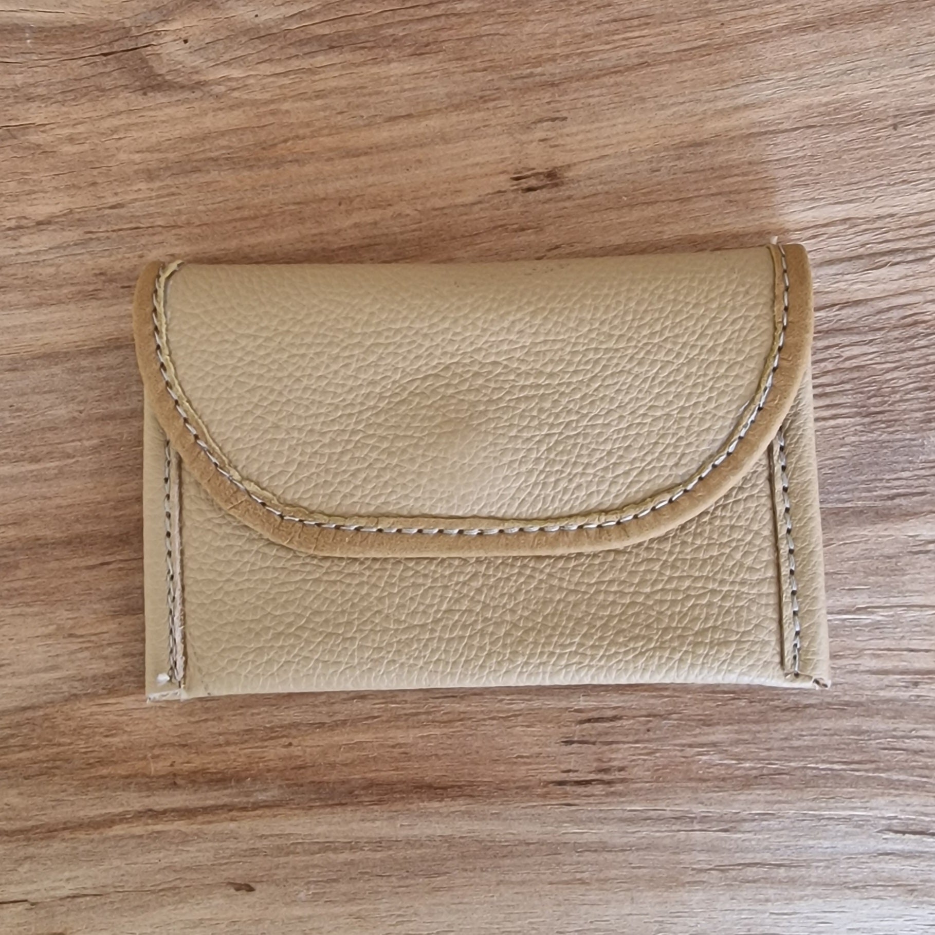 Neliels dabīgās ādas karšu/naudas maciņš ar 2 nodalījumiem / smilšu krāsā (RARA 214) - www.tiptip.lv 