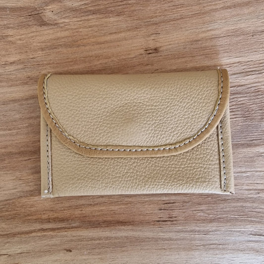 Neliels dabīgās ādas karšu/naudas maciņš ar 2 nodalījumiem / smilšu krāsā (RARA 214) - www.tiptip.lv 