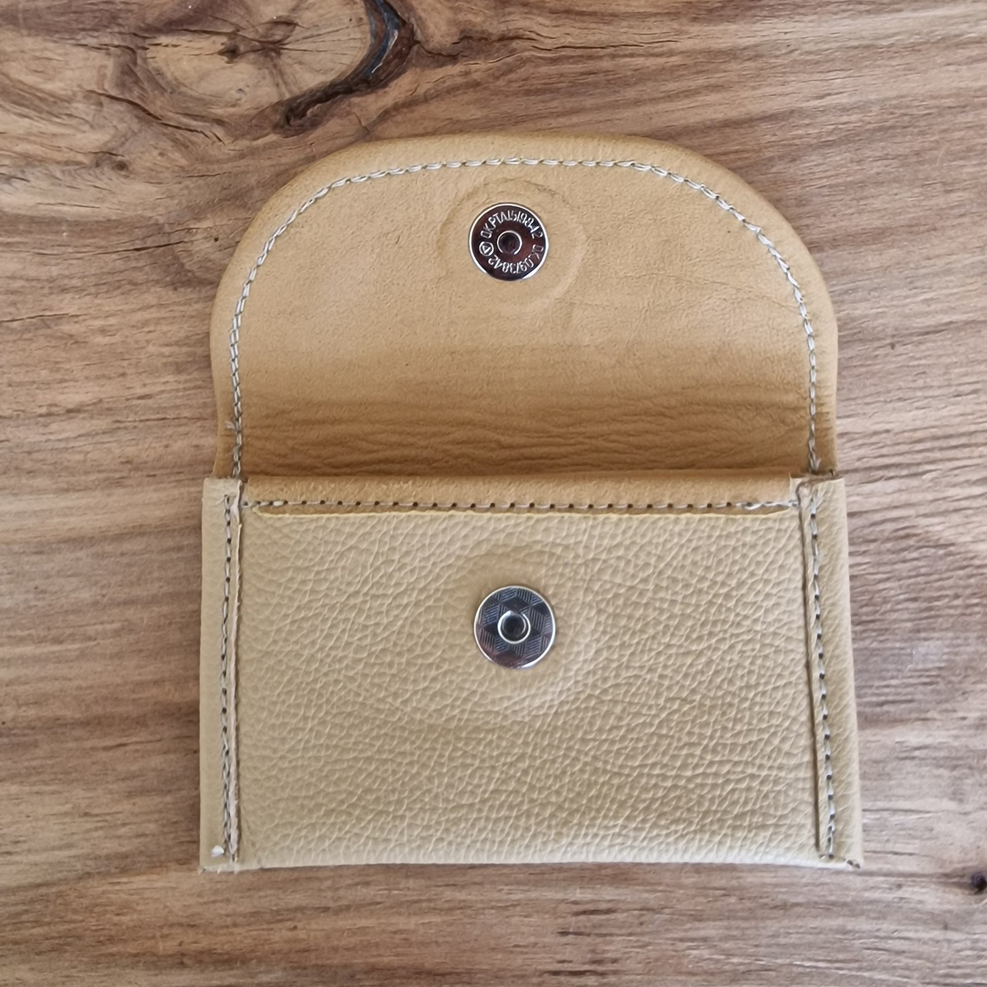 Neliels dabīgās ādas karšu/naudas maciņš ar 2 nodalījumiem / smilšu krāsā (RARA 214) - www.tiptip.lv 