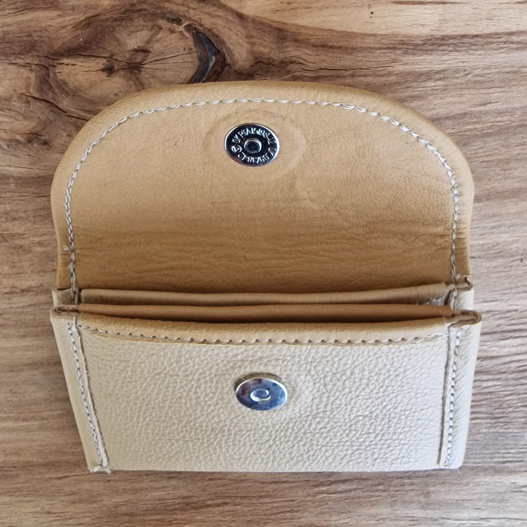 Neliels dabīgās ādas karšu/naudas maciņš ar 2 nodalījumiem / smilšu krāsā (RARA 214) - www.tiptip.lv 