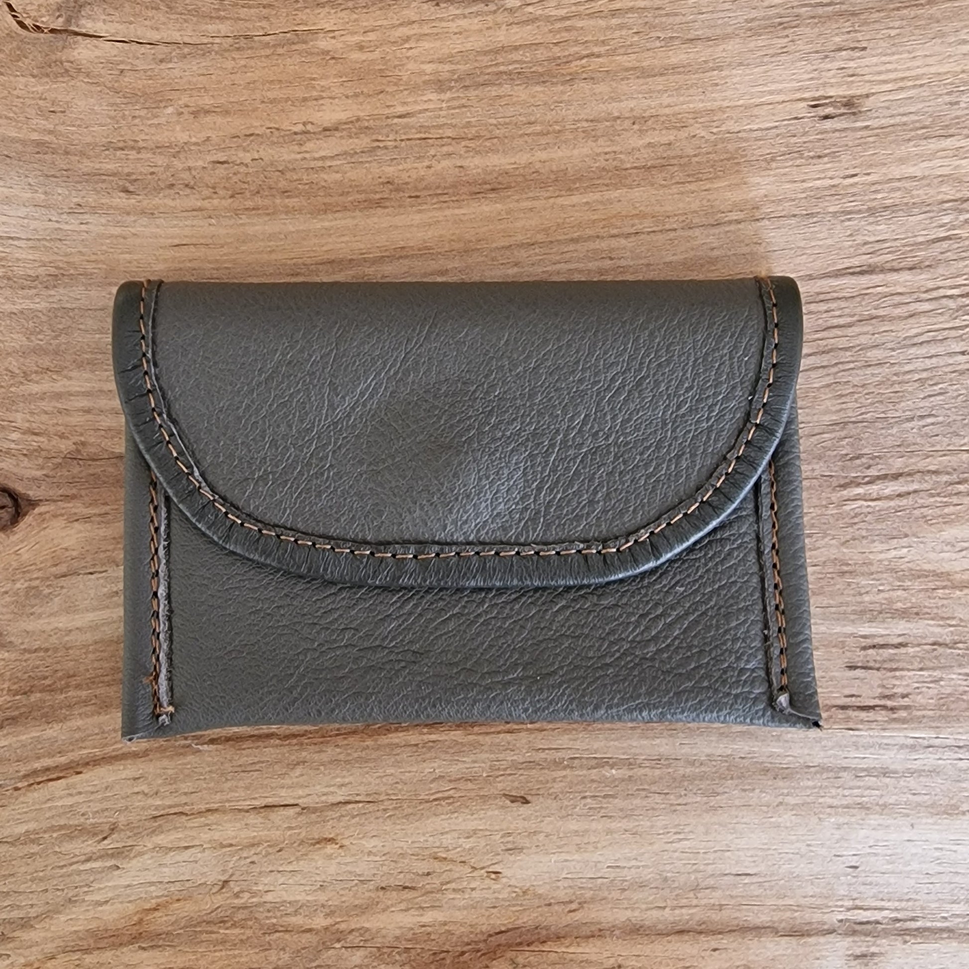 Neliels dabīgās ādas karšu/naudas maciņš ar 2 nodalījumiem / zaļpelēkā krāsā (RARA 220) - www.tiptip.lv 