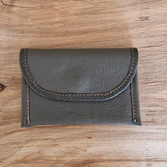 Neliels dabīgās ādas karšu/naudas maciņš ar 2 nodalījumiem / zaļpelēkā krāsā (RARA 220) - www.tiptip.lv 