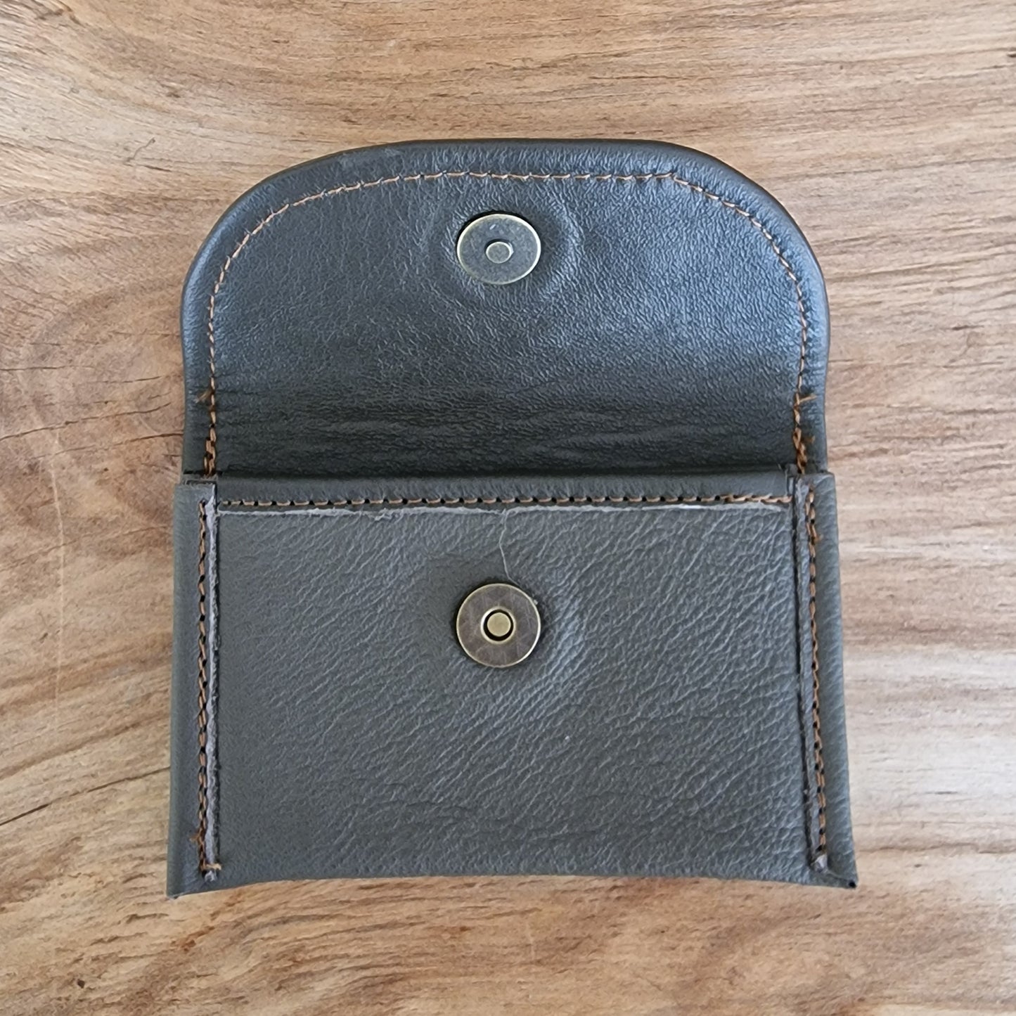 Neliels dabīgās ādas karšu/naudas maciņš ar 2 nodalījumiem / zaļpelēkā krāsā (RARA 220) - www.tiptip.lv 