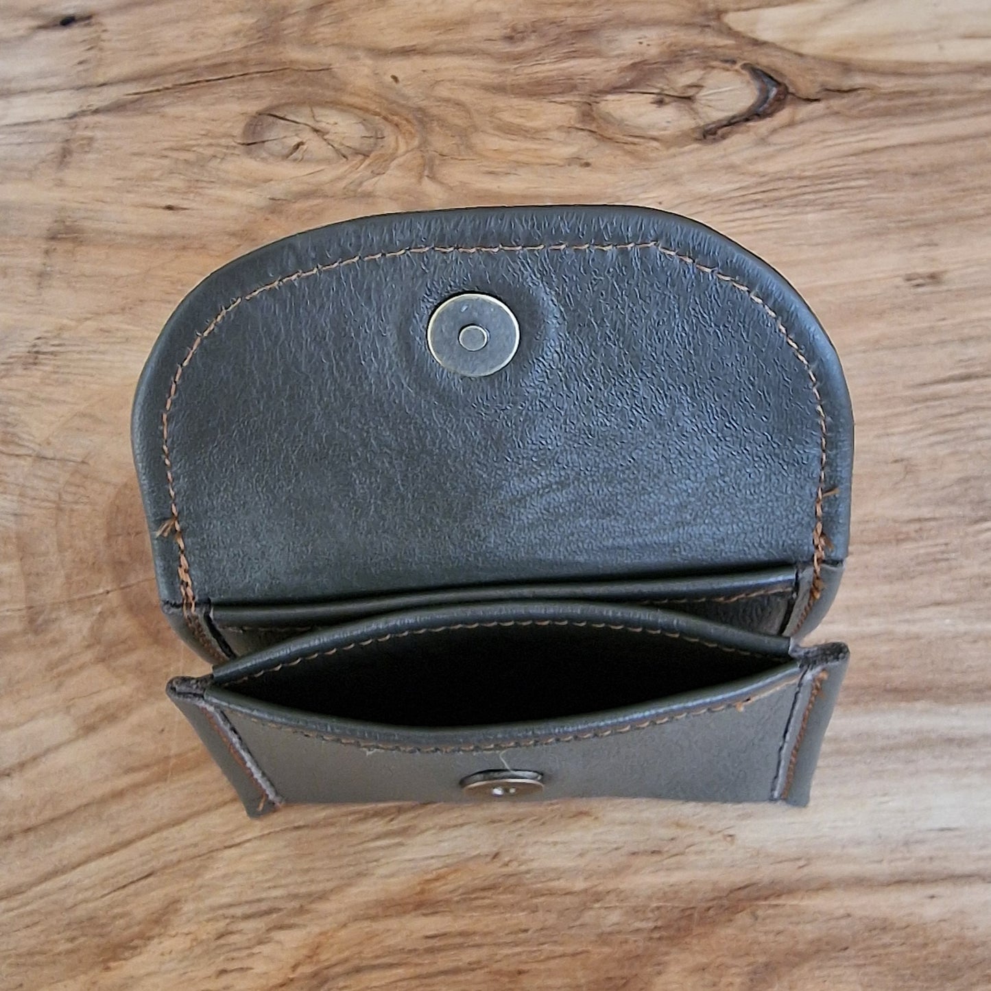 Neliels dabīgās ādas karšu/naudas maciņš ar 2 nodalījumiem / zaļpelēkā krāsā (RARA 220) - www.tiptip.lv 