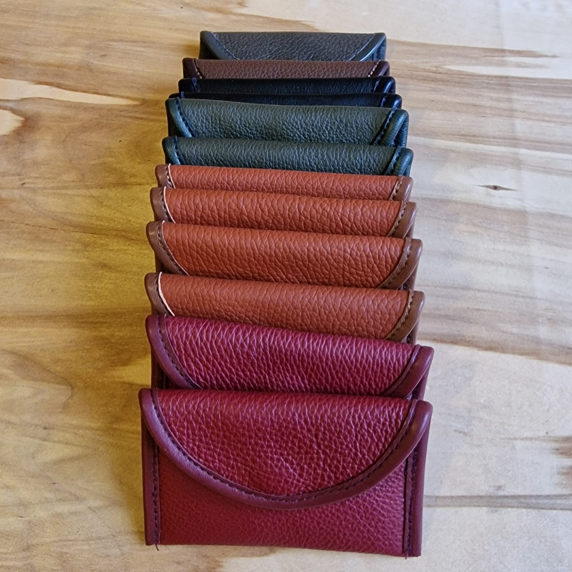 Neliels dabīgās ādas karšu/naudas maks ar 1 nodalījumu / brūns (RARA 189) - www.tiptip.lv 