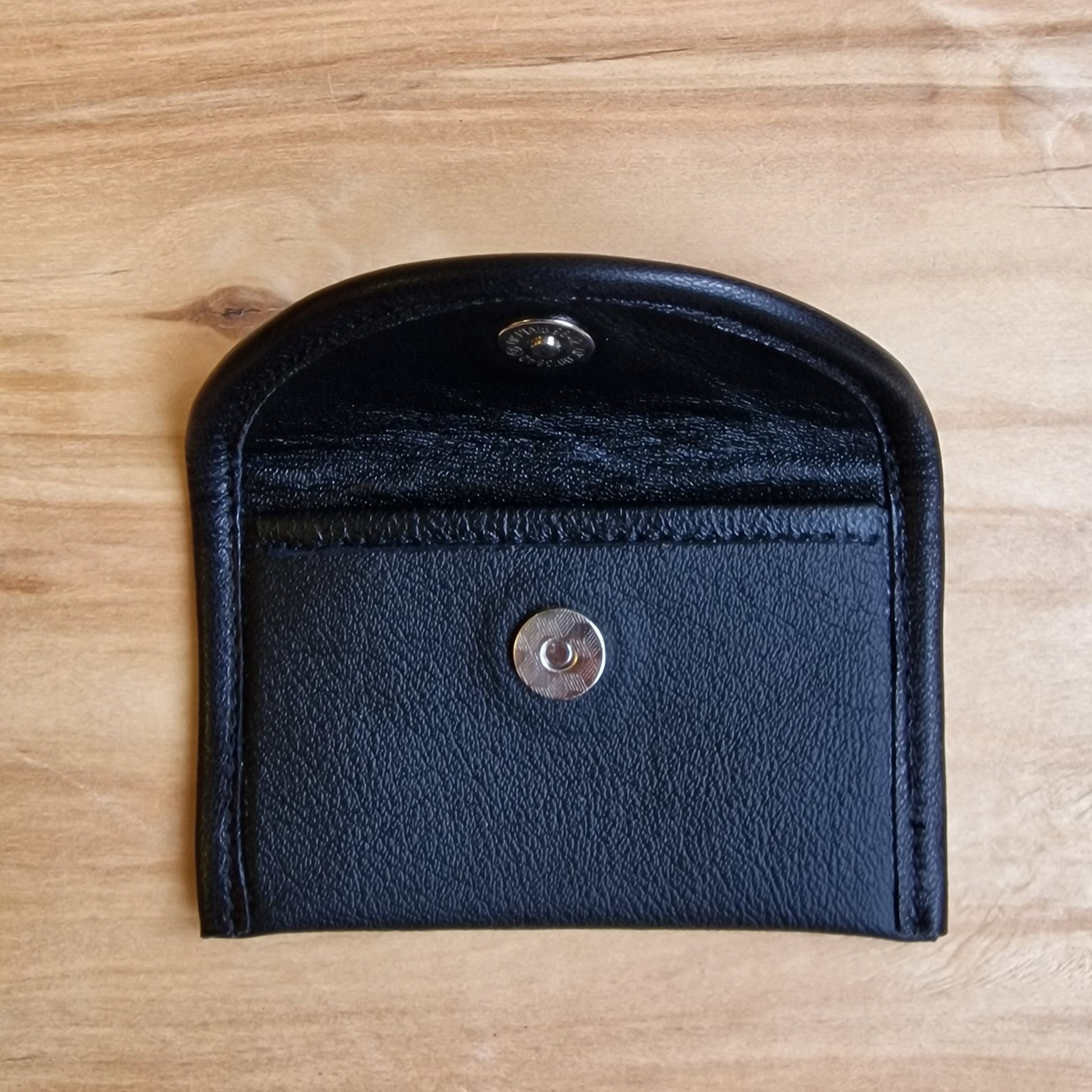 Neliels dabīgās ādas karšu/naudas maks ar 1 nodalījumu /melns (RARA 191) - www.tiptip.lv 