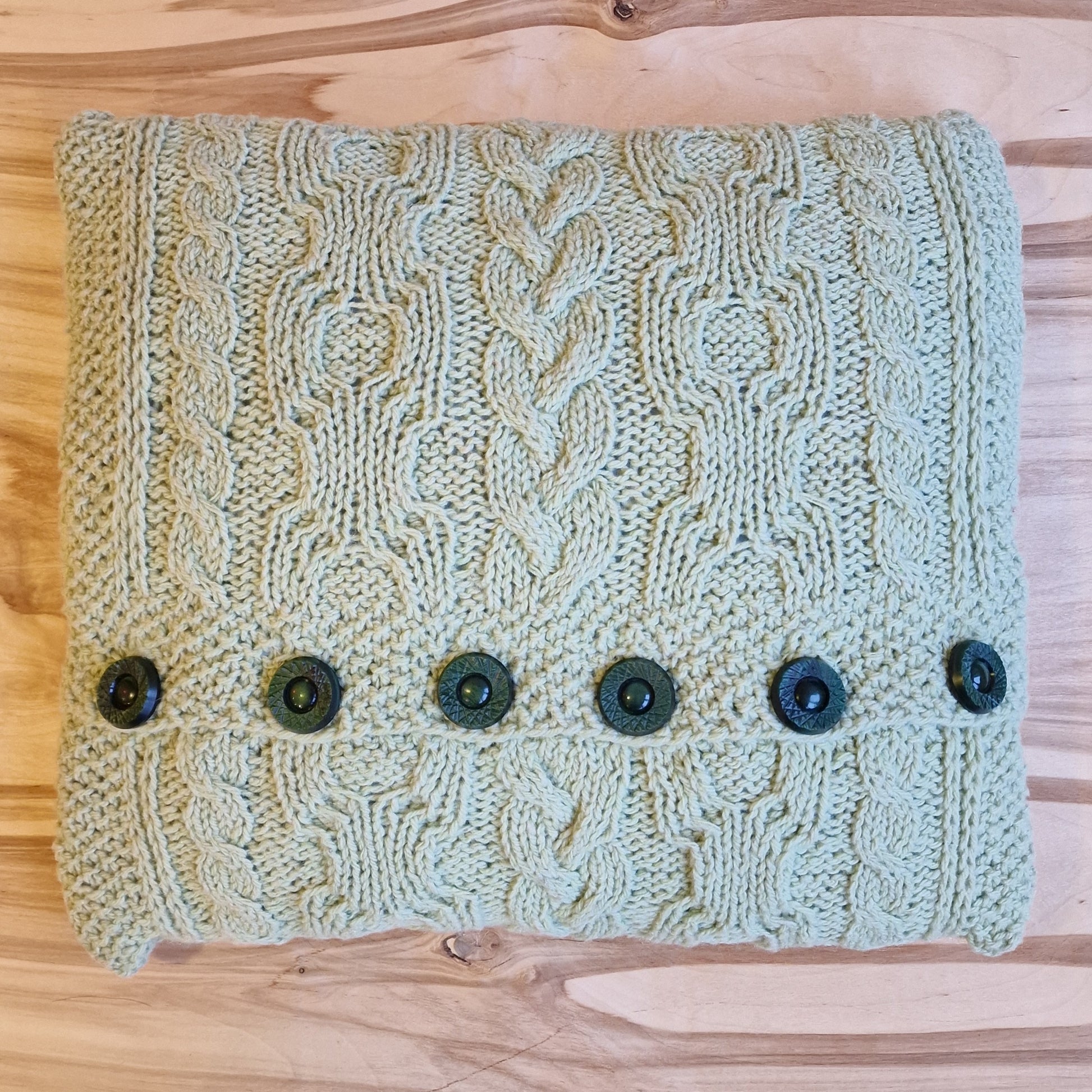 Neliels dekoratīvs adīts spilventiņš maigi zaļā krāsā (DZTO 90) - www.tiptip.lv 