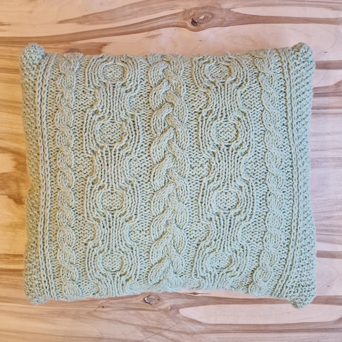 Neliels dekoratīvs adīts spilventiņš maigi zaļā krāsā (DZTO 90) - www.tiptip.lv 