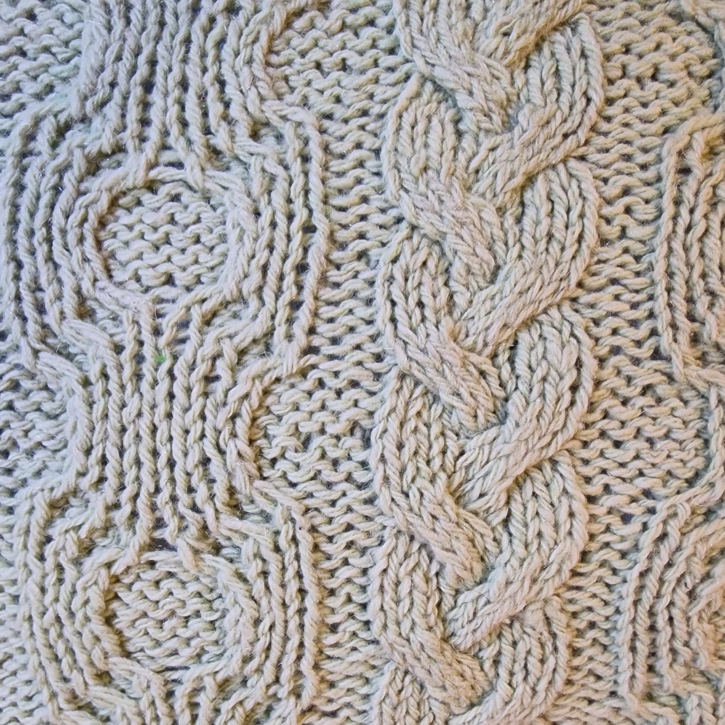 Neliels dekoratīvs adīts spilventiņš maigi zaļā krāsā (DZTO 90) - www.tiptip.lv 