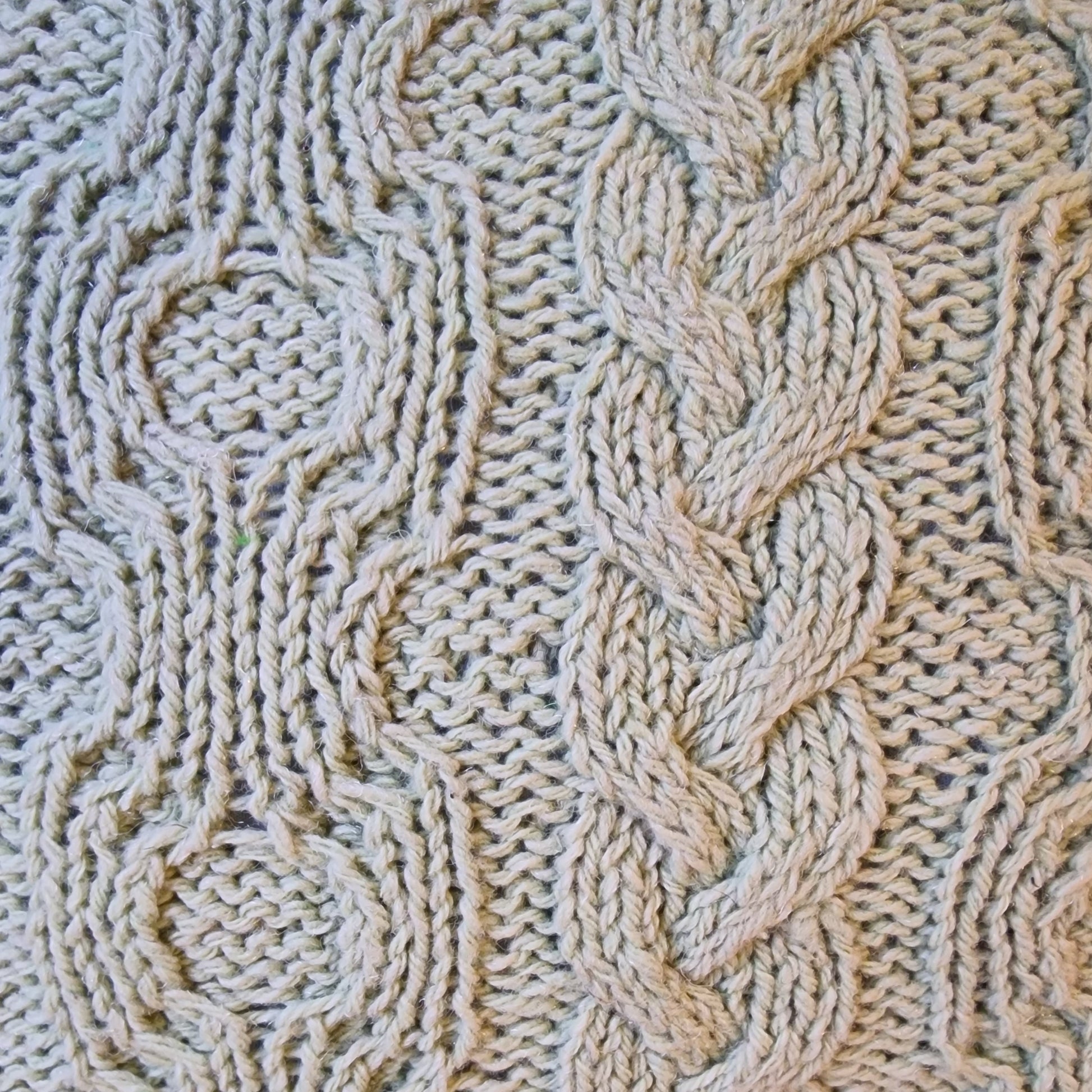 Neliels dekoratīvs adīts spilventiņš maigi zaļā krāsā (DZTO 90) - www.tiptip.lv 