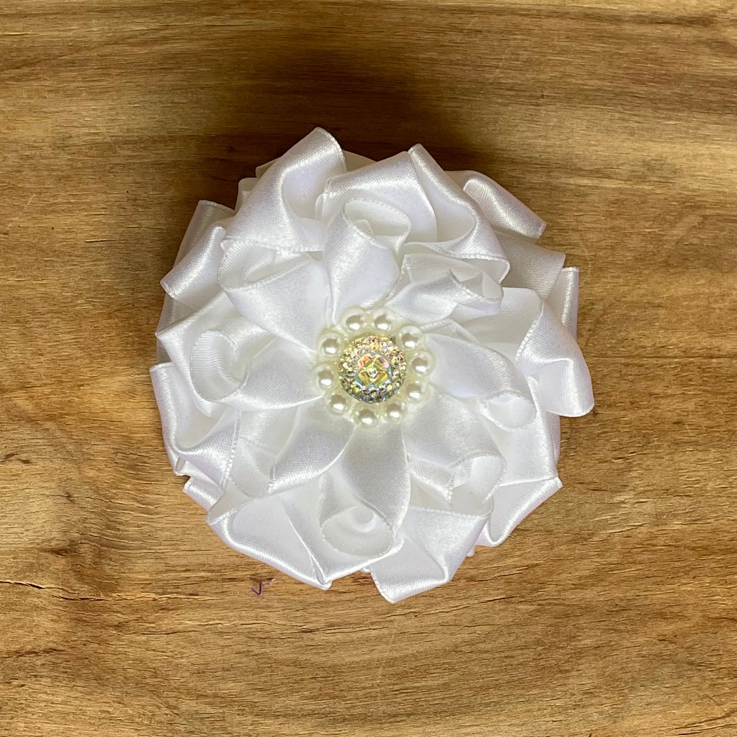 Pērļu balta matu gumija zieda formā (IRFI 39) - www.tiptip.lv 