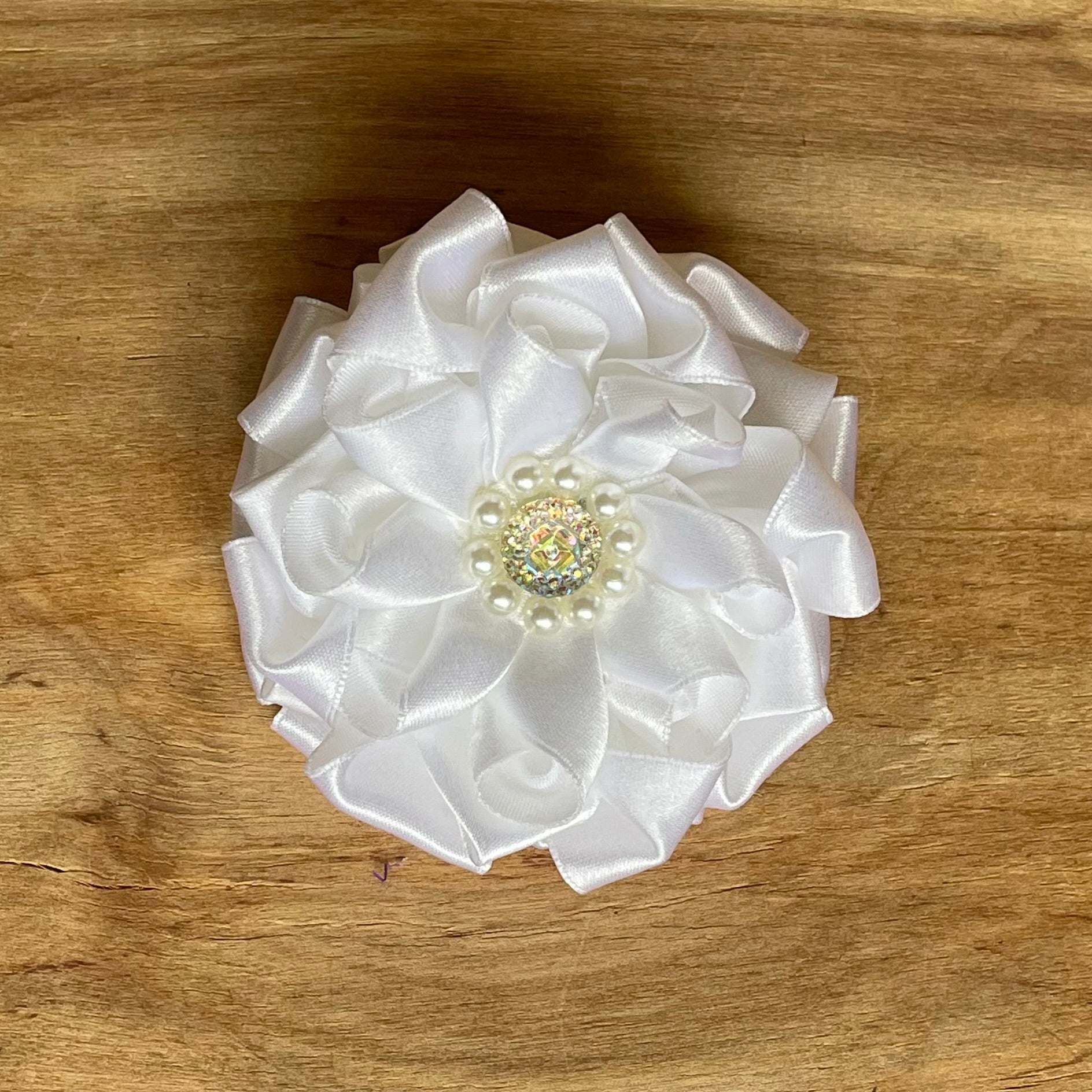 Pērļu balta matu gumija zieda formā (IRFI 39) - www.tiptip.lv 