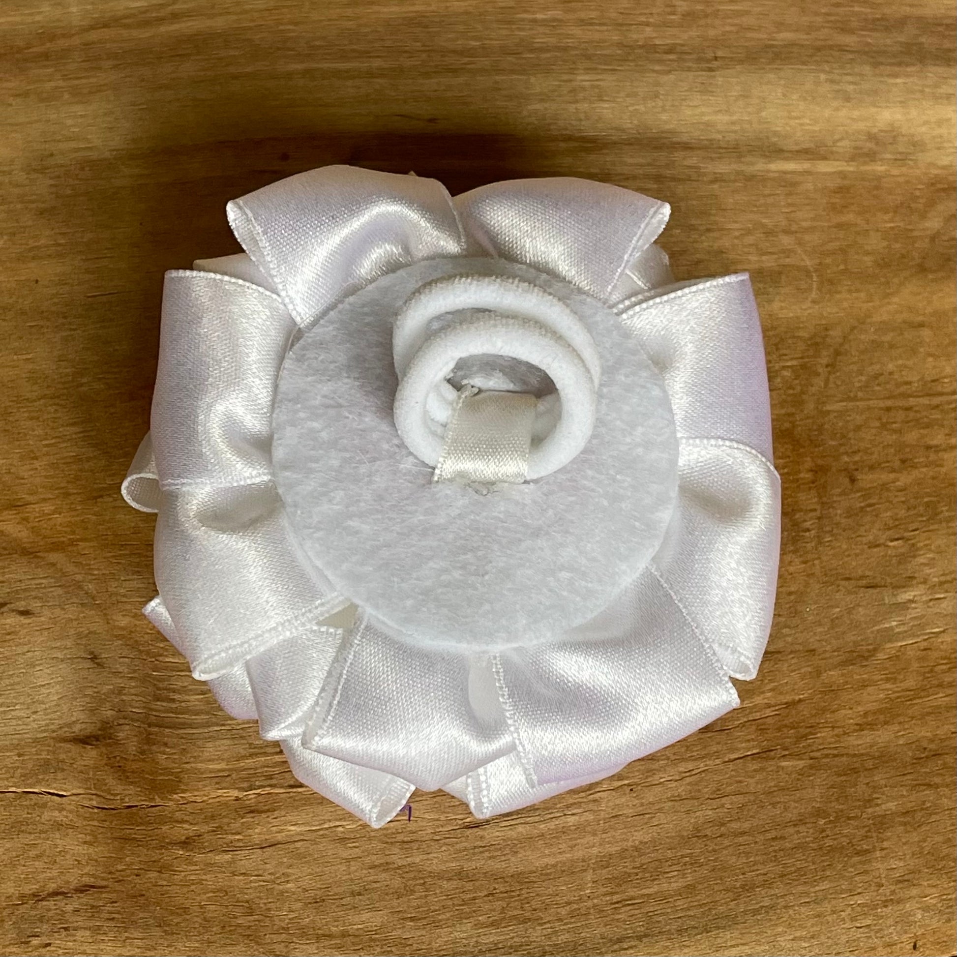 Pērļu balta matu gumija zieda formā (IRFI 39) - www.tiptip.lv 