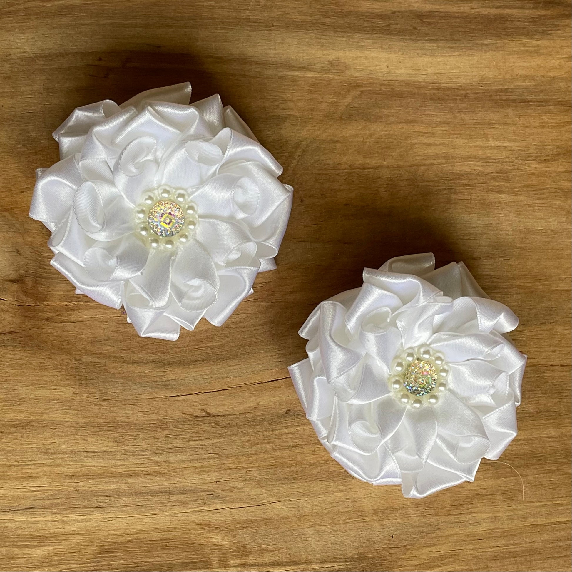 Pērļu balta matu gumija zieda formā (IRFI 39) - www.tiptip.lv 