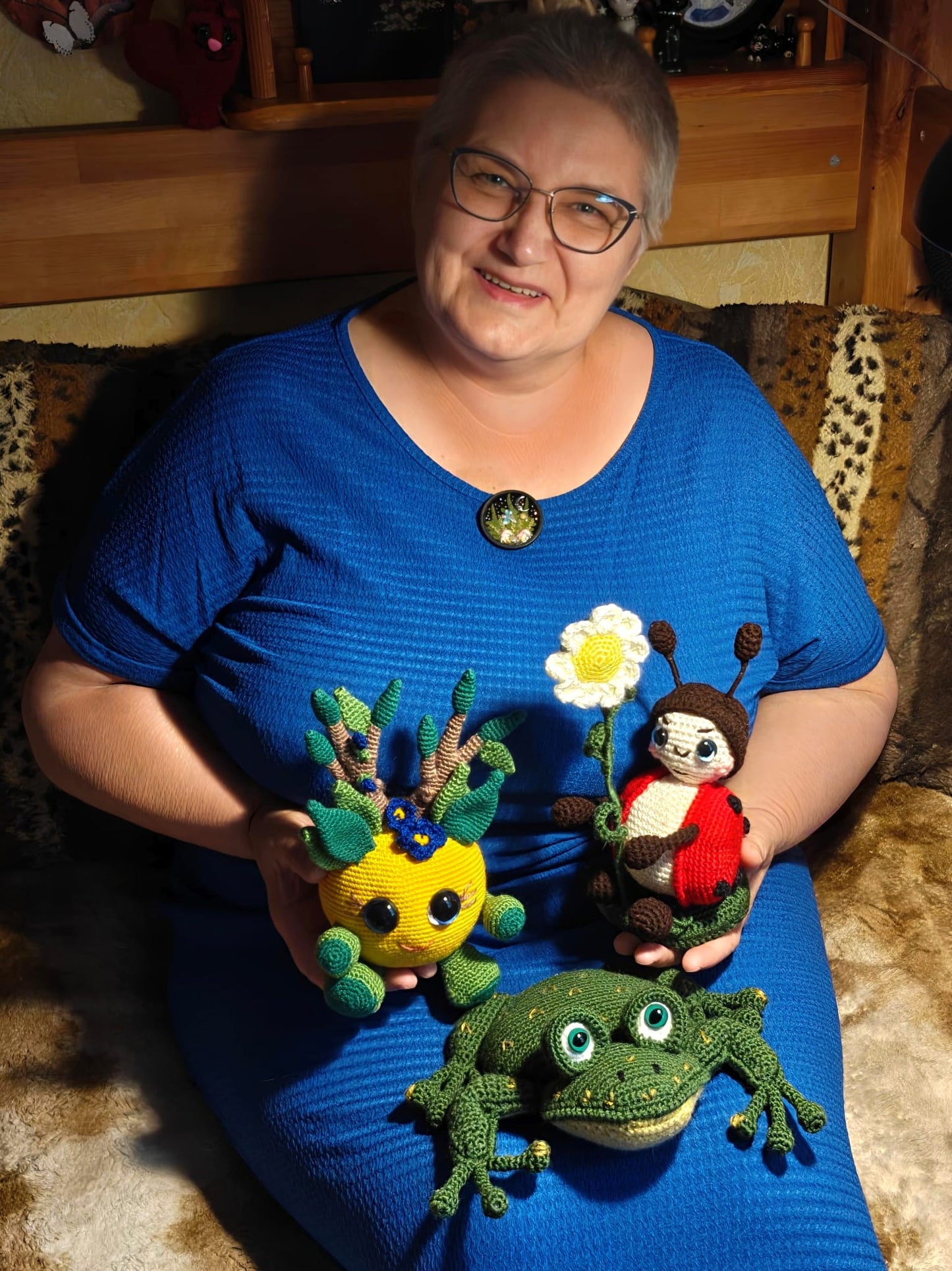 Kaklarota ar ziedu un bitīti (INBA 28)