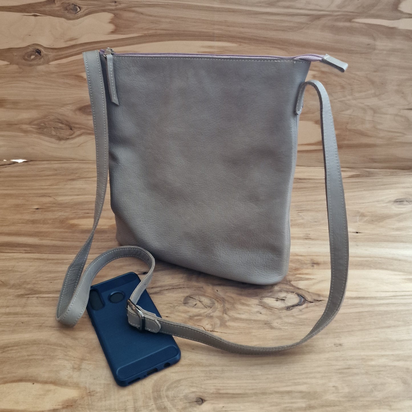 Pelēka ādas soma (RARA 225) - www.tiptip.lv 