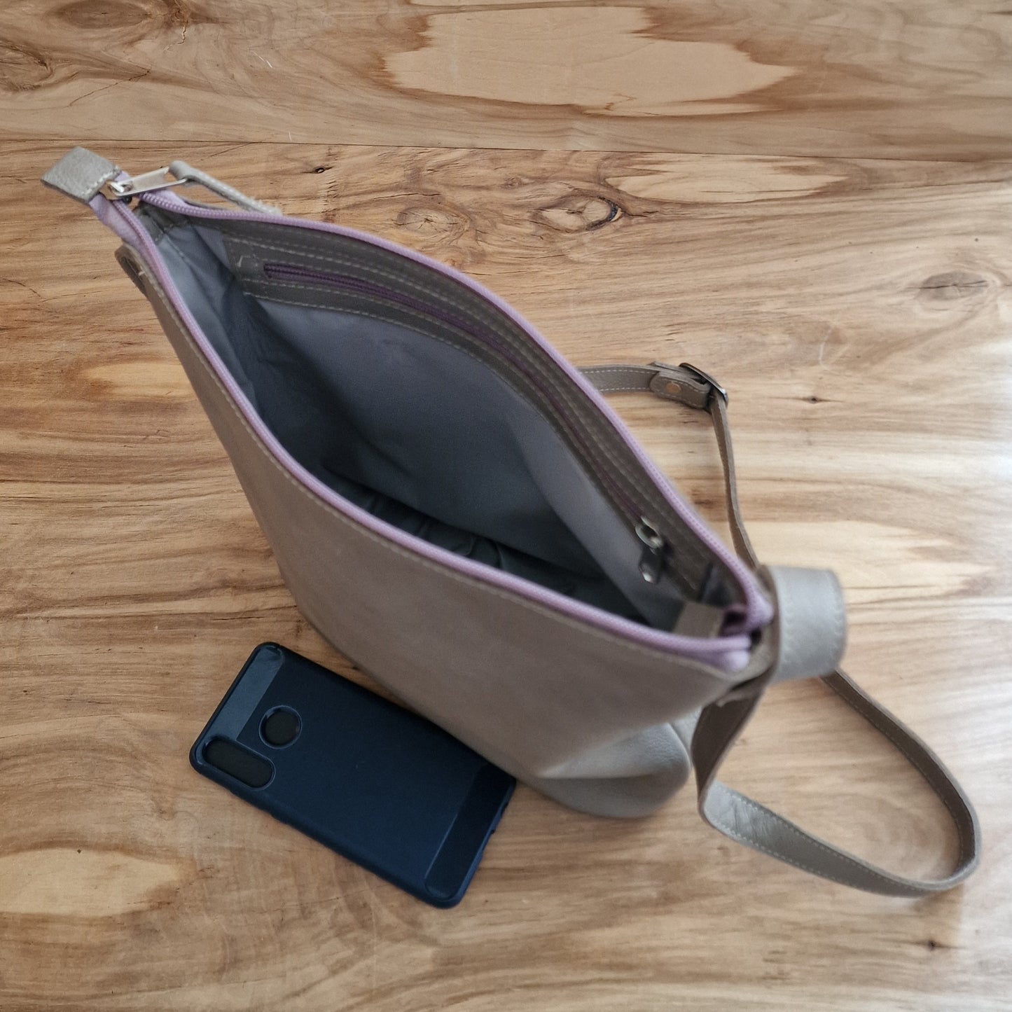 Pelēka ādas soma (RARA 225) - www.tiptip.lv 