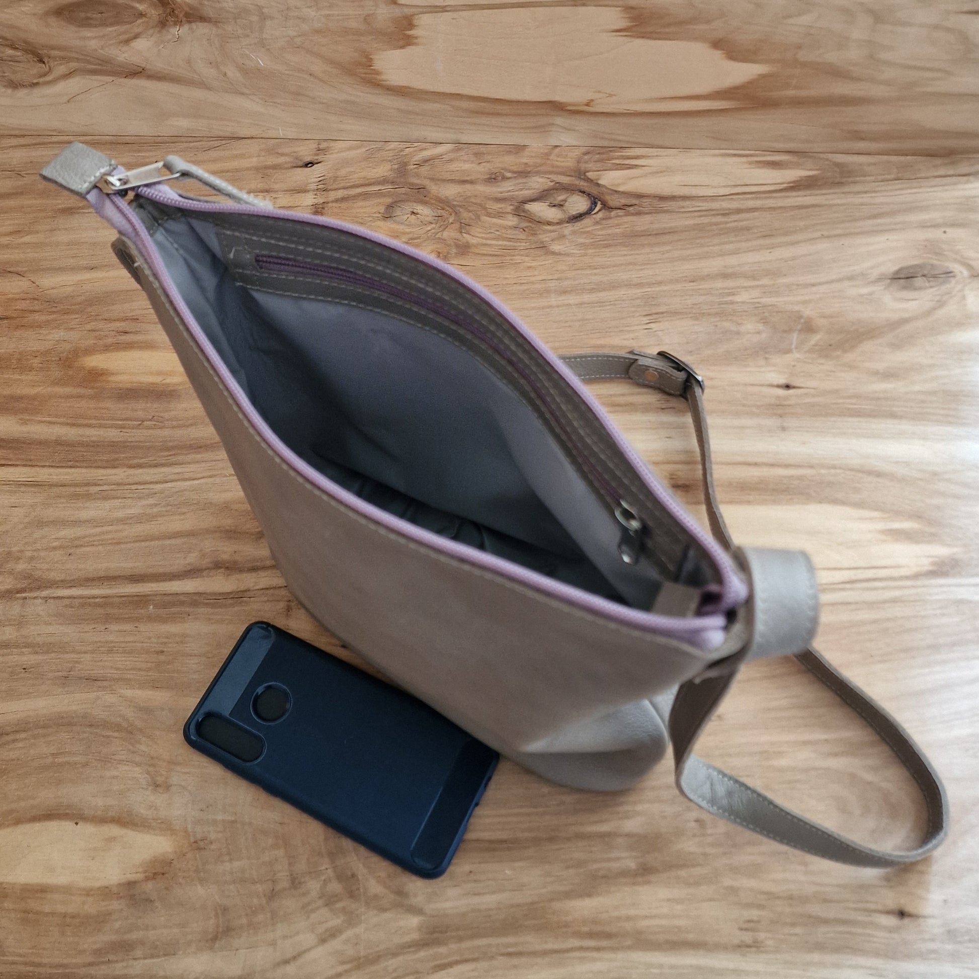 Pelēka ādas soma (RARA 225) - www.tiptip.lv 