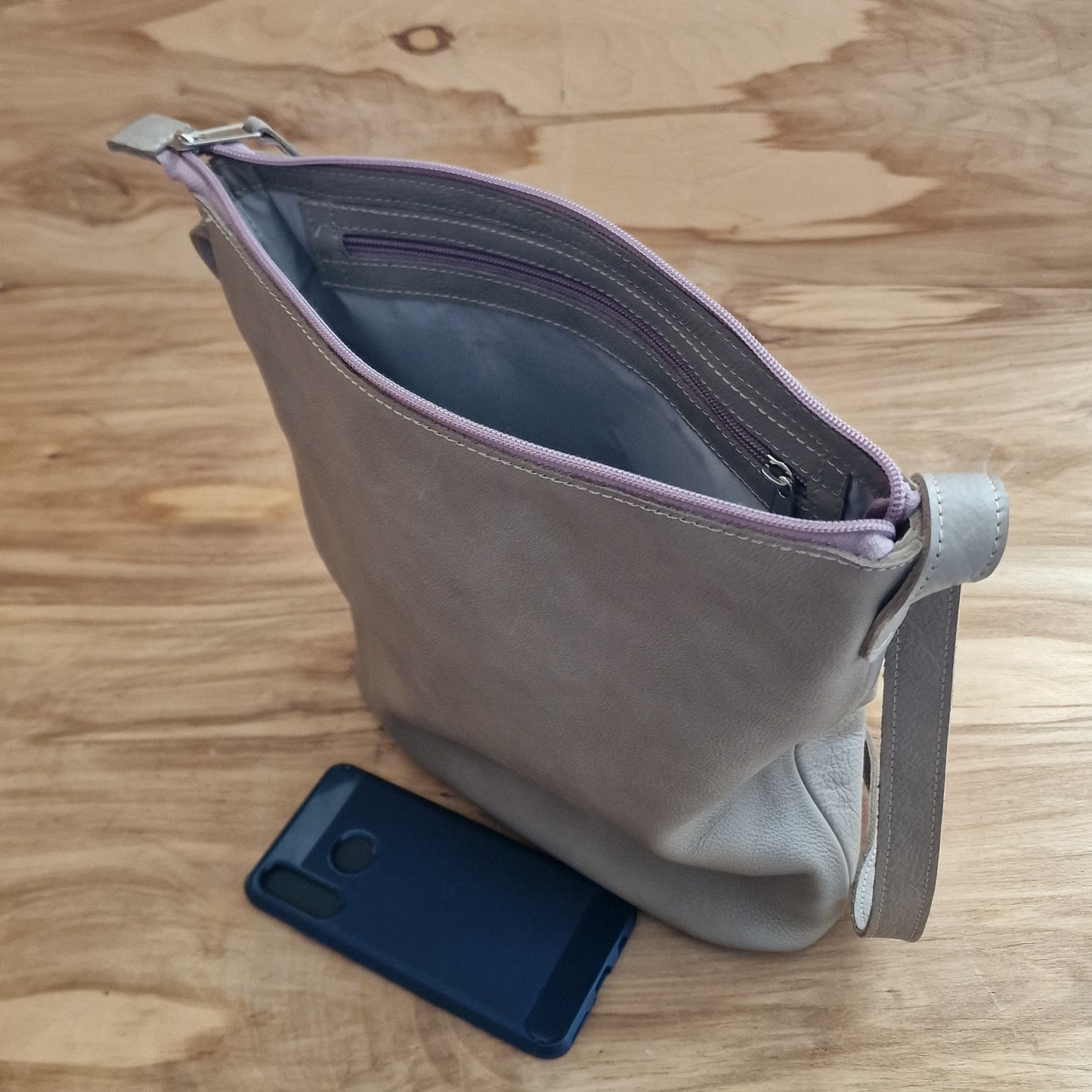 Pelēka ādas soma (RARA 225) - www.tiptip.lv 