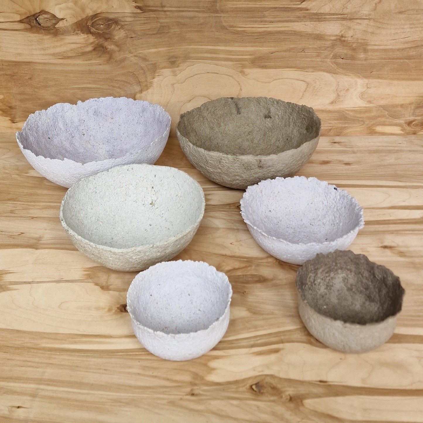 Pelēka / neliela papīra masas bļoda (RŪBĒ 5) - www.tiptip.lv 