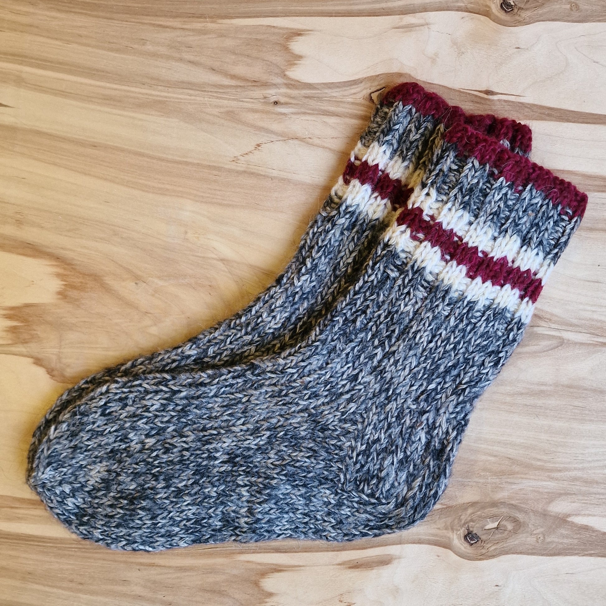 Pelēkas melanža dzijas siltās zeķes 39. - 41. izm. ar strīpām uz stulma (DZTO 65) - www.tiptip.lv 