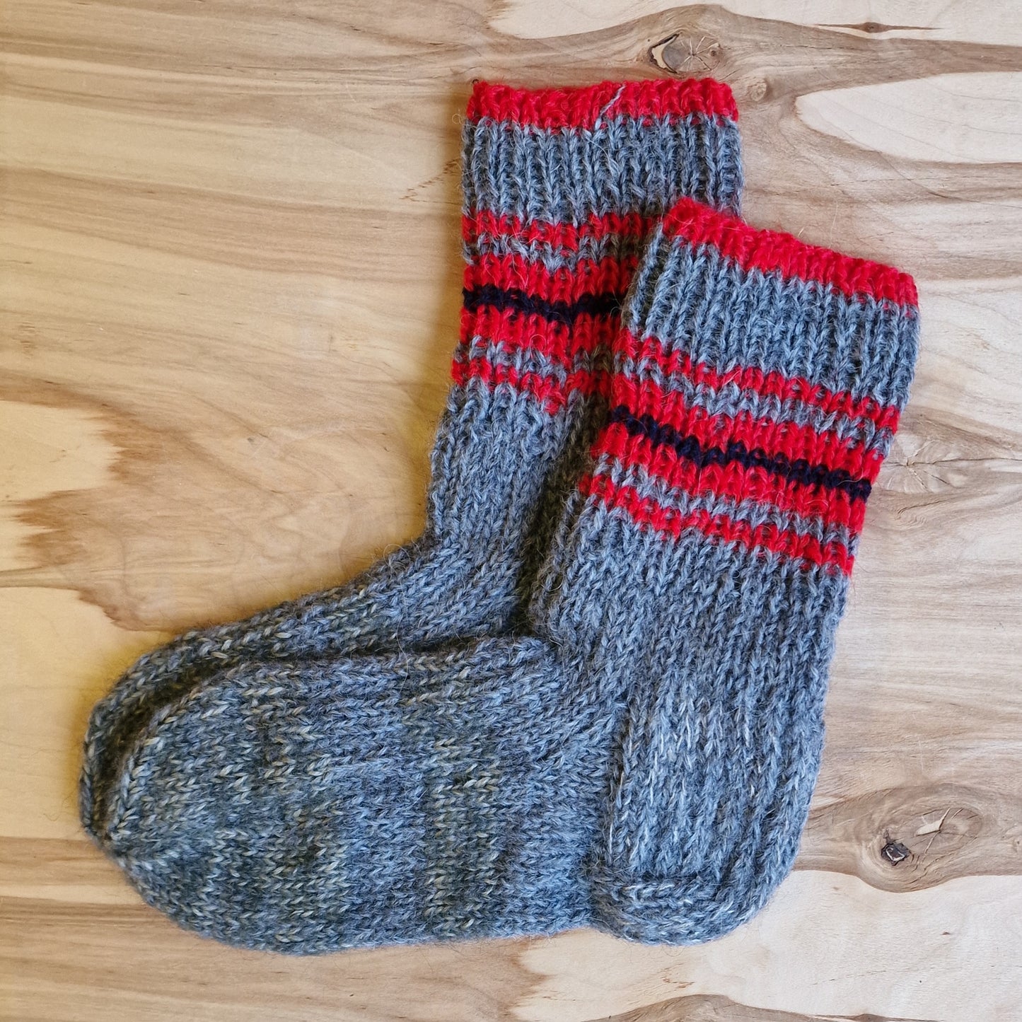 Pelēkas siltās zeķes 37. - 39. izm. ar sarkanām strīpām uz stulma (DZTO 61) - www.tiptip.lv 