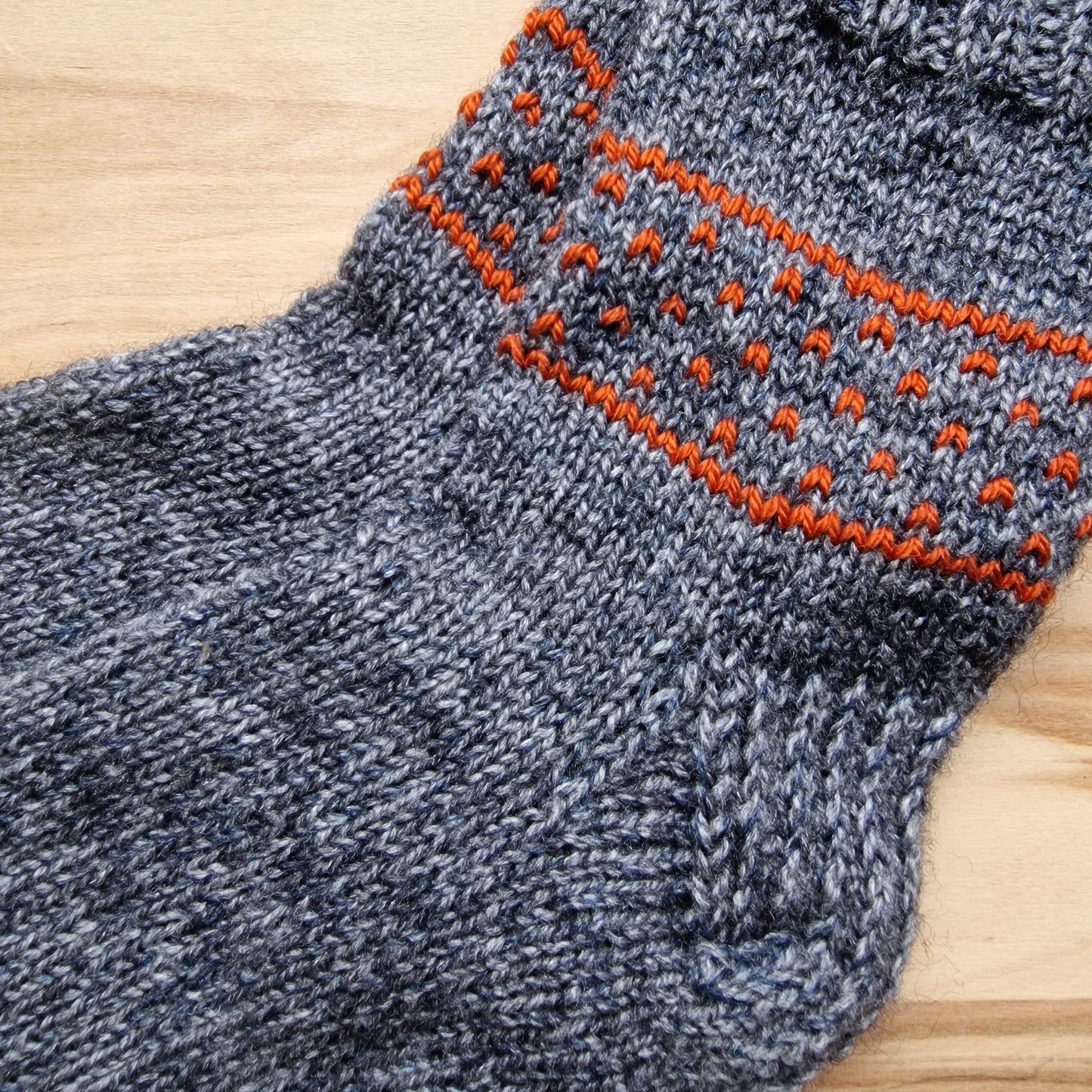 Pelēkas vilnas zeķes vīriešiem 40.-42.izm. (VEZI 6) - www.tiptip.lv 