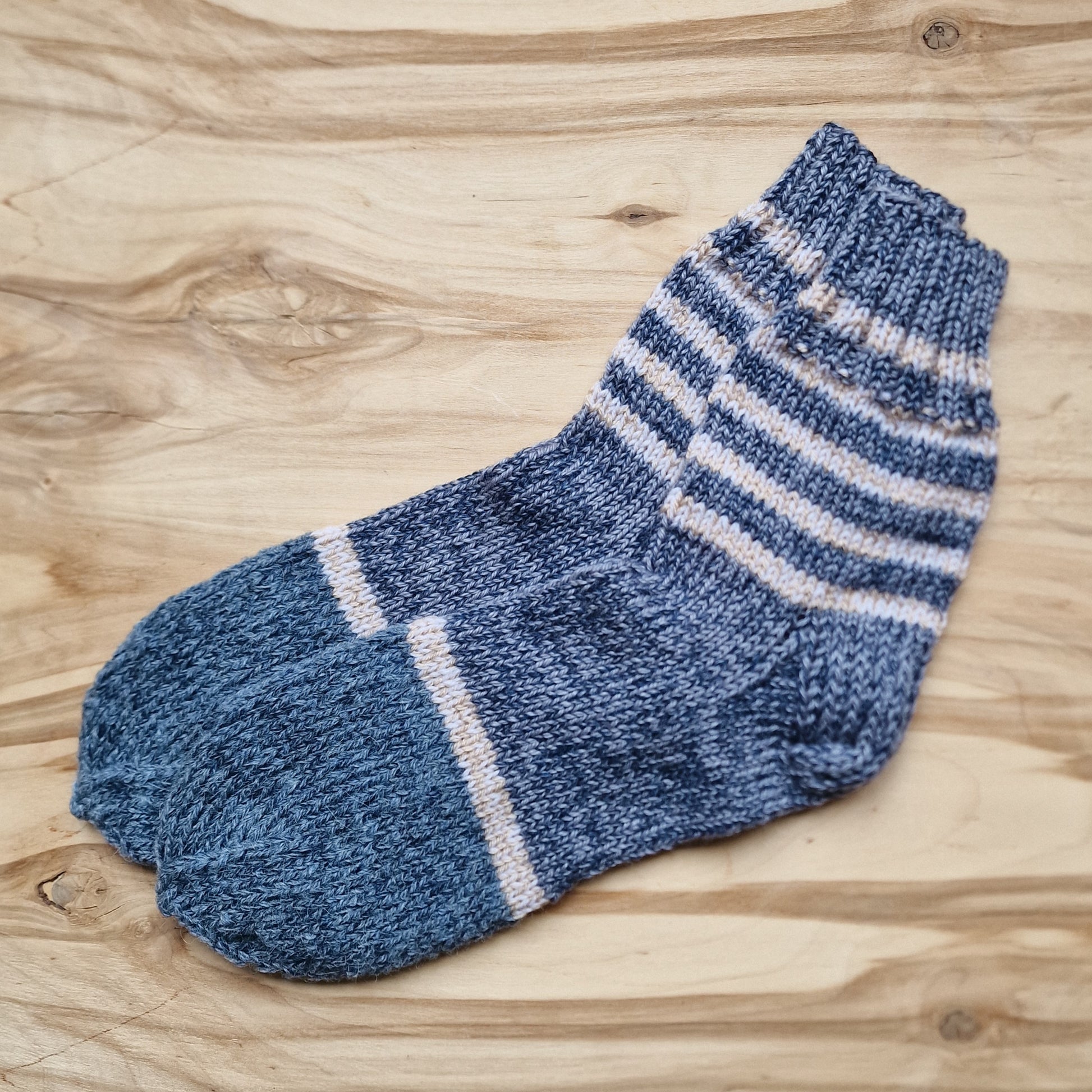 Pelēkas vilnas zeķes vīriešiem 42.-44.izm. (VEZI 7) - www.tiptip.lv 