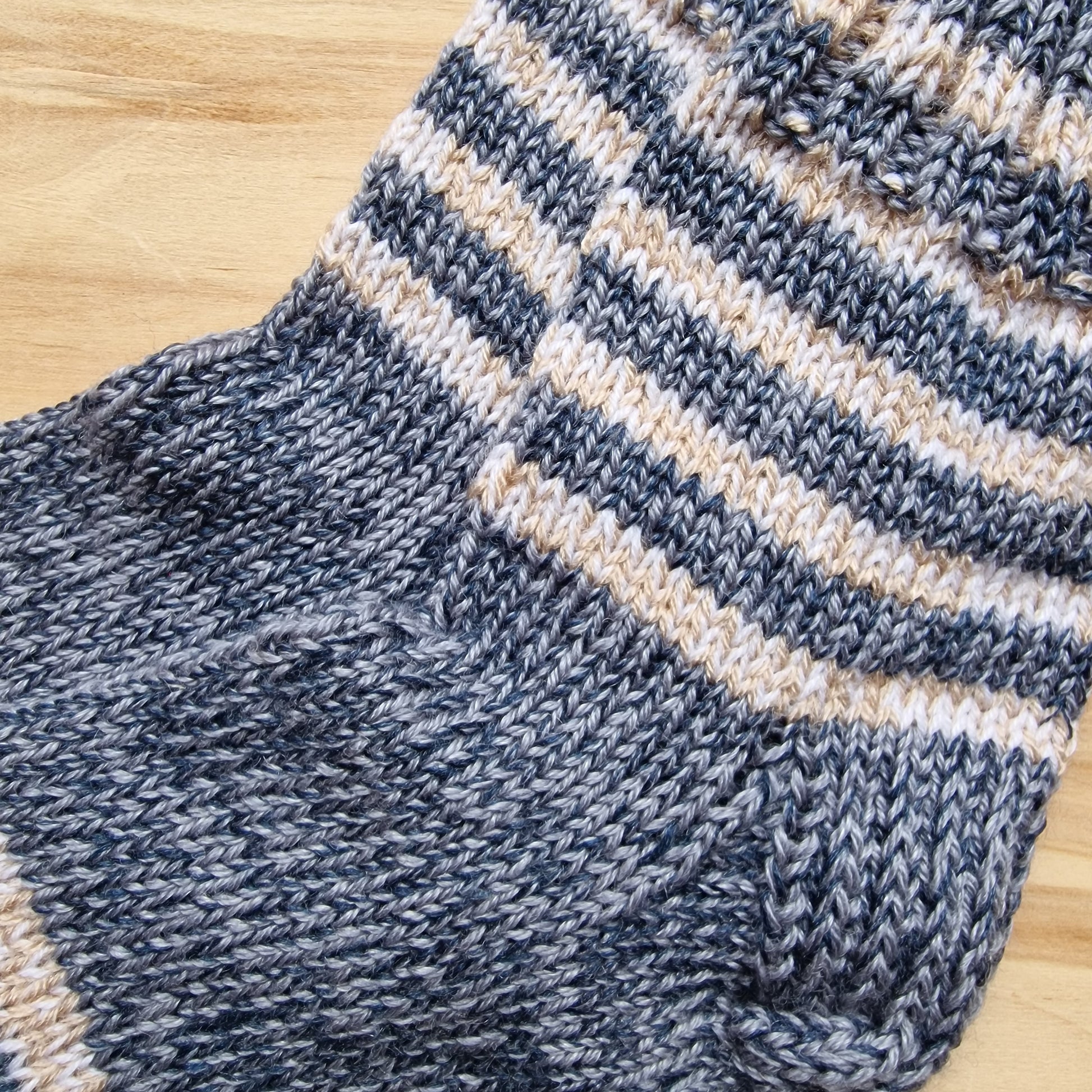 Pelēkas vilnas zeķes vīriešiem 42.-44.izm. (VEZI 7) - www.tiptip.lv 