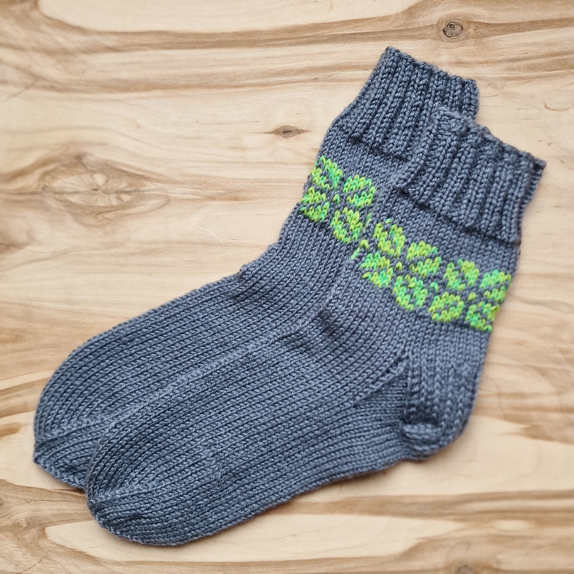 Pelēkas vilnas zeķes vīriešiem 42.-44.izm. (VEZI 9) - www.tiptip.lv 