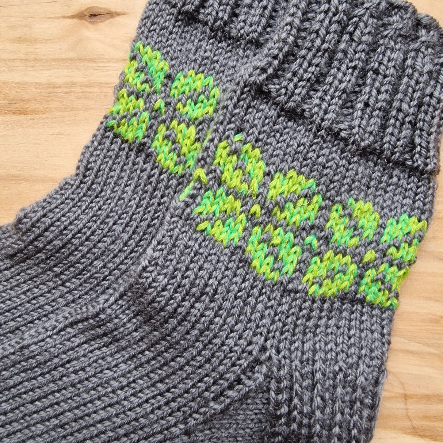 Pelēkas vilnas zeķes vīriešiem 42.-44.izm. (VEZI 9) - www.tiptip.lv 