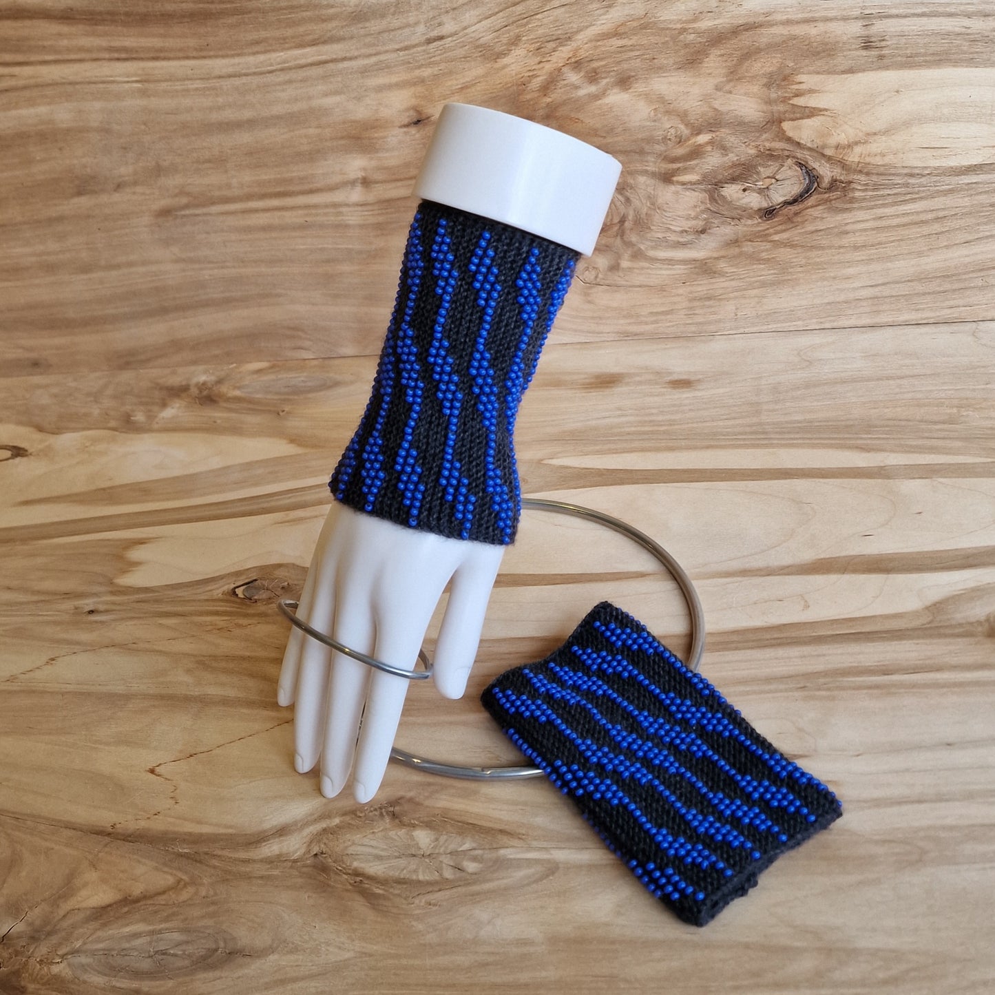 Pelēki mauči/pulsa sildītāji ar zilām pērlītēm (ANST 34) - www.tiptip.lv 