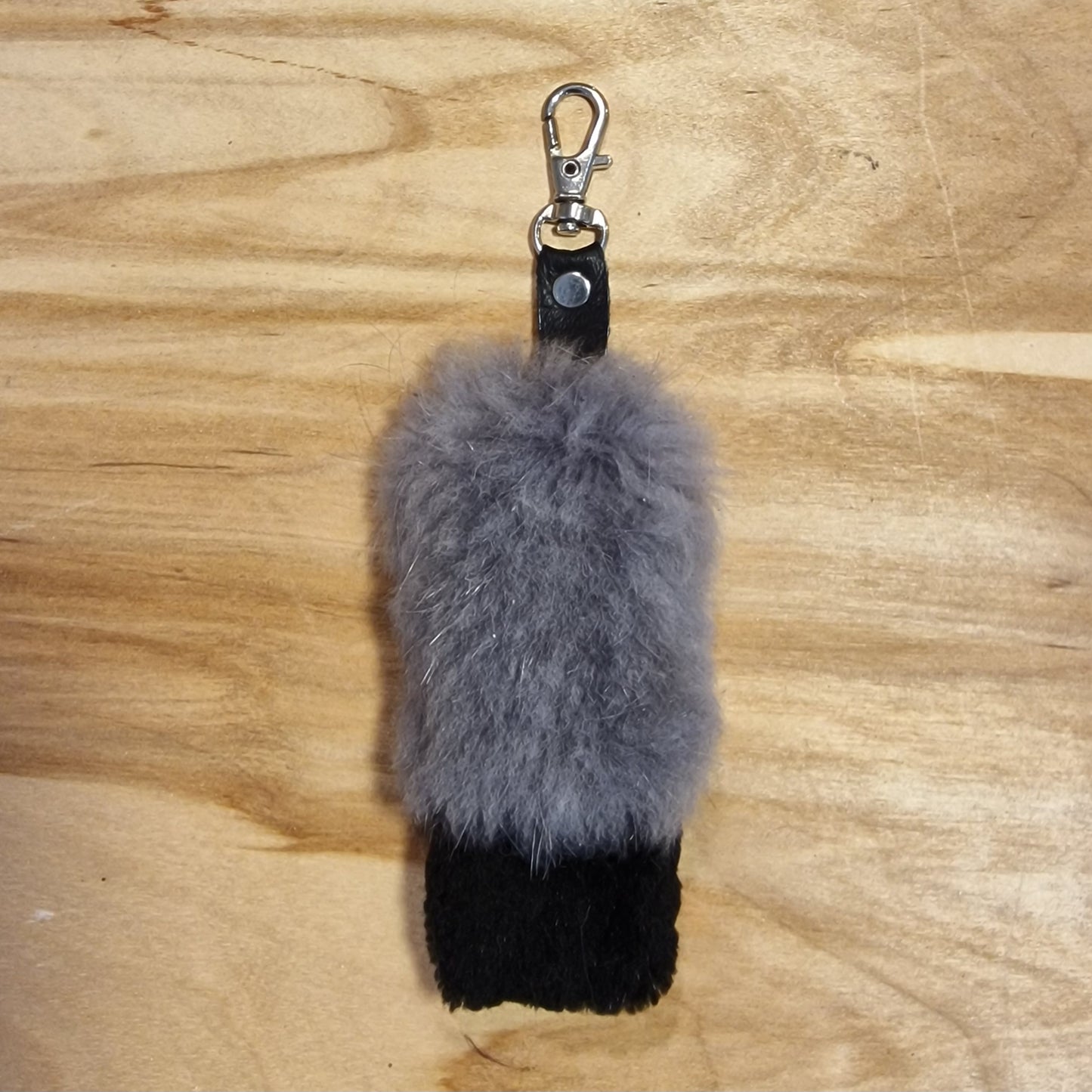Pelēki melns mīkstas ādas atslēgu piekariņš (JĀNA 1) - www.tiptip.lv 