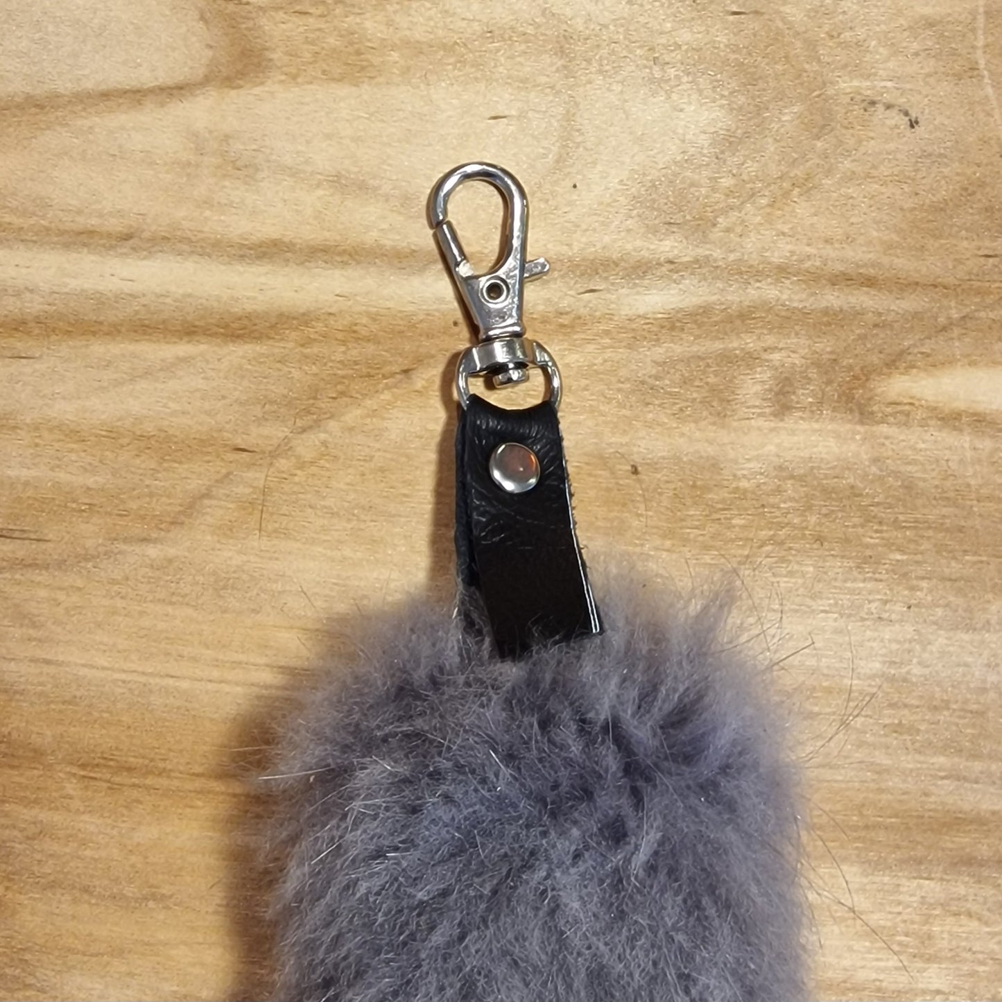 Pelēki melns mīkstas ādas atslēgu piekariņš (JĀNA 1) - www.tiptip.lv 