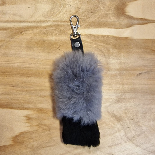 Pelēki melns mīkstas ādas atslēgu piekariņš (JĀNA 11) - www.tiptip.lv 